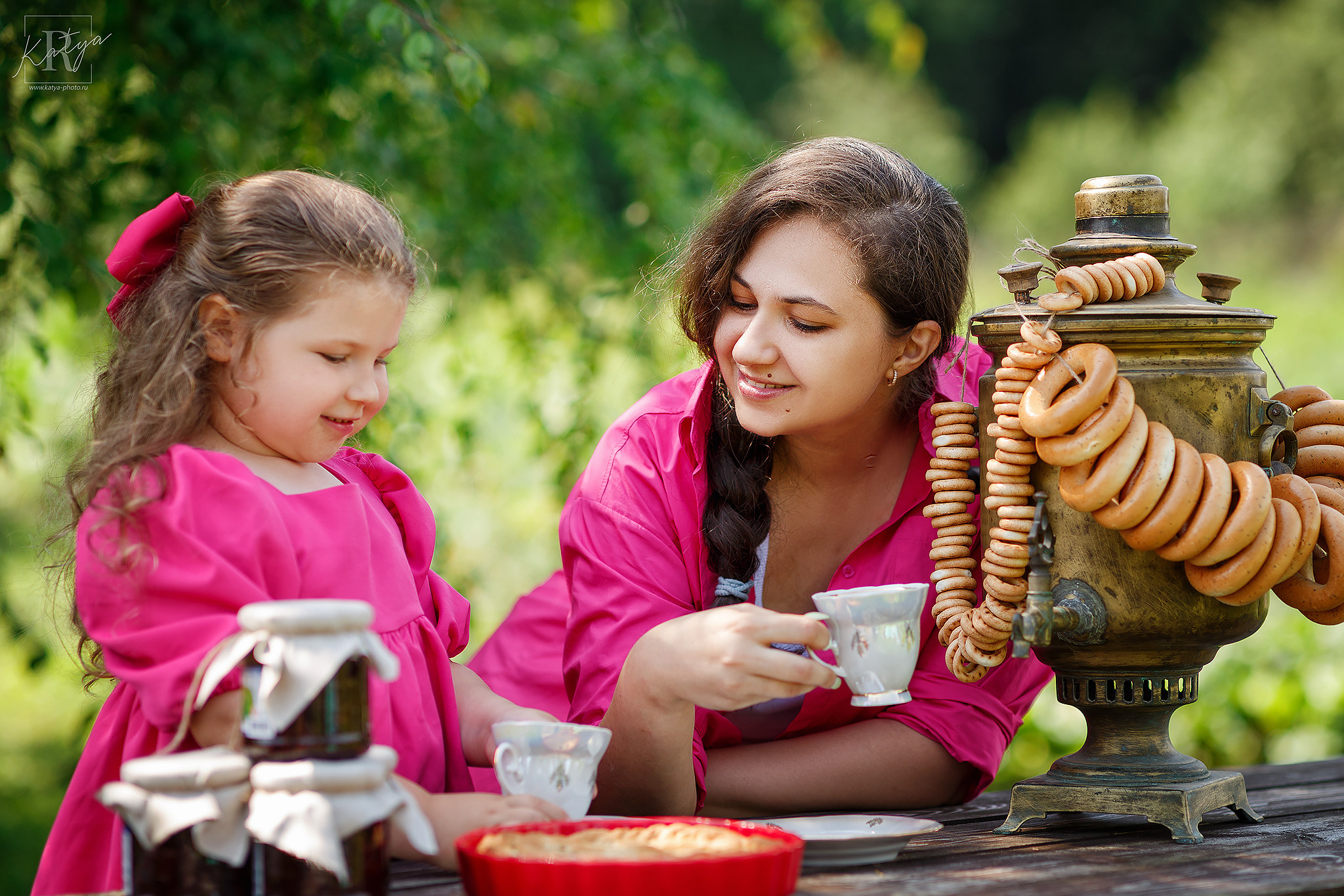 мама и дочка пьют чай с баранками