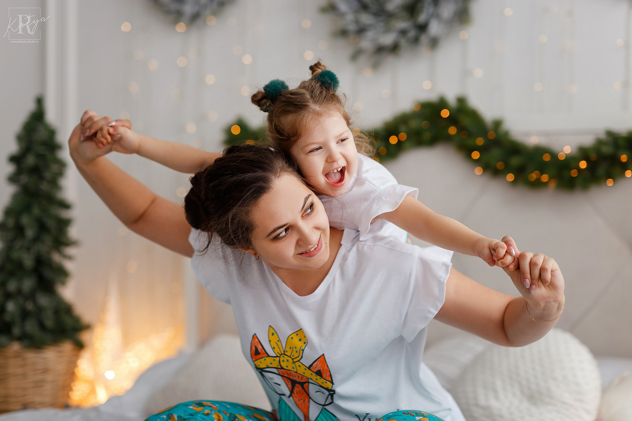 мама и дочка в пижамах играют