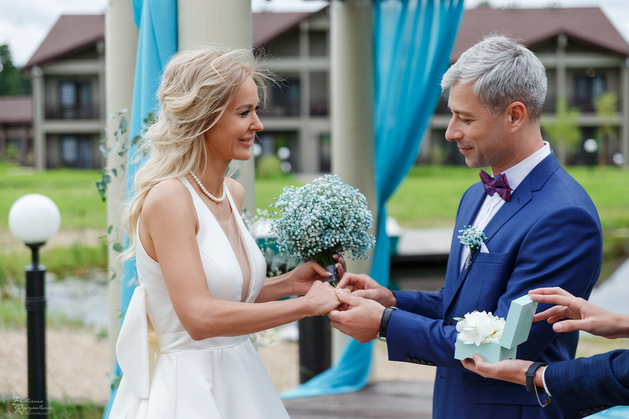 молодожёны обмениваются кольцами