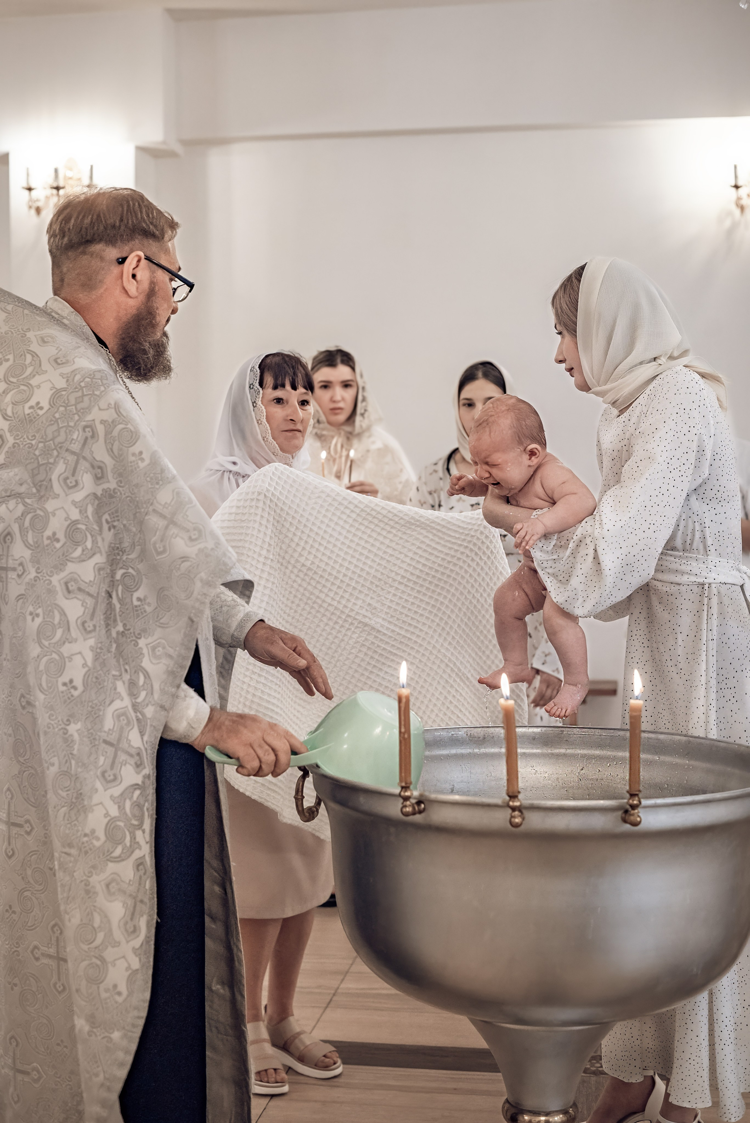 Крещение Василисы в храме исповедников и новомучеников Российских. Фотографы крещения/венчания  Красноярск Татьяна и Вячеслав Переваловы