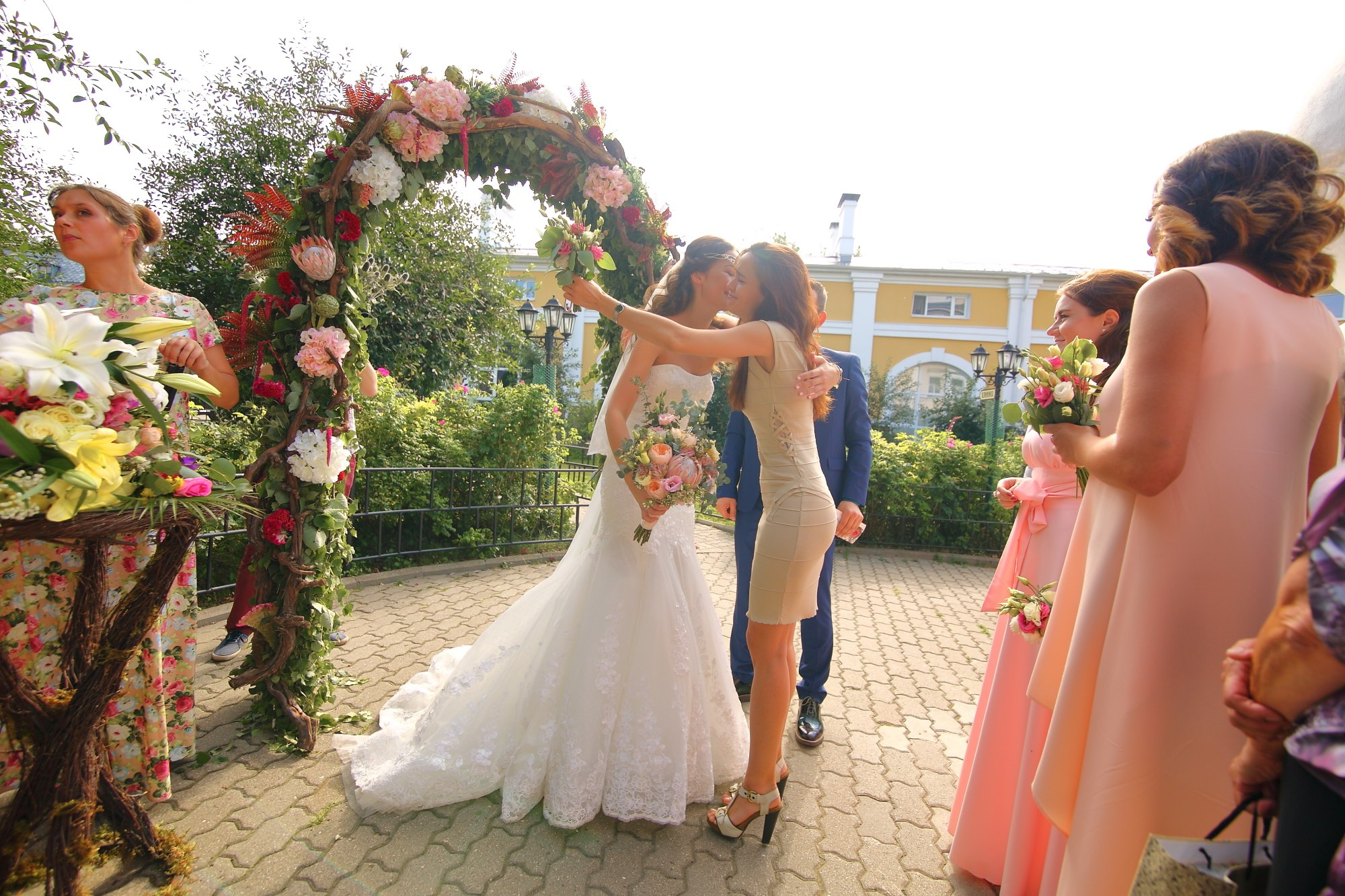 Выездная регистрация в красивом месте в Ярославле. Свадебный и репортажный фотограф в Ярославле и Санкт-Петербурге Роман Микрюков