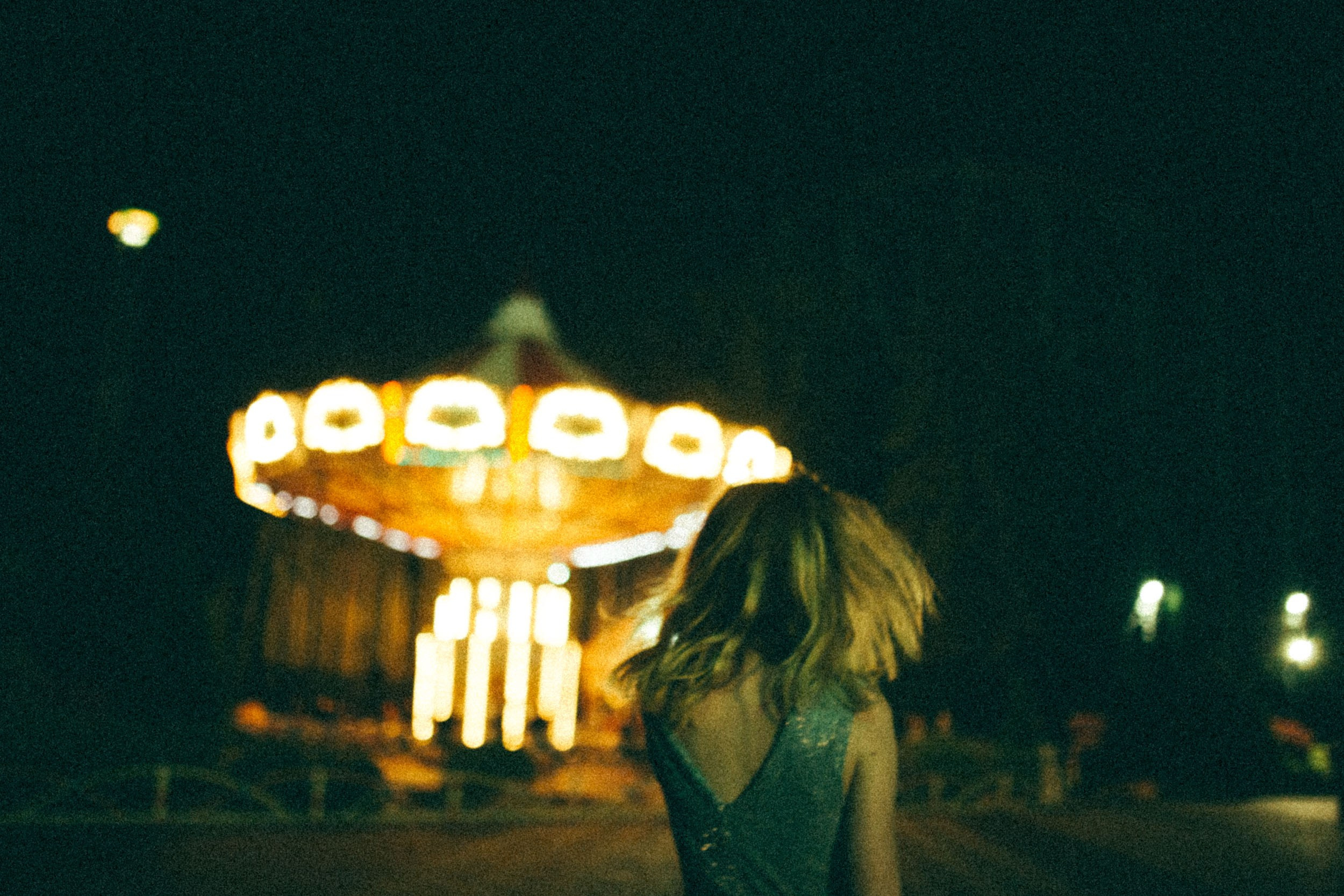 Девушка на прогулке в парке развлечений