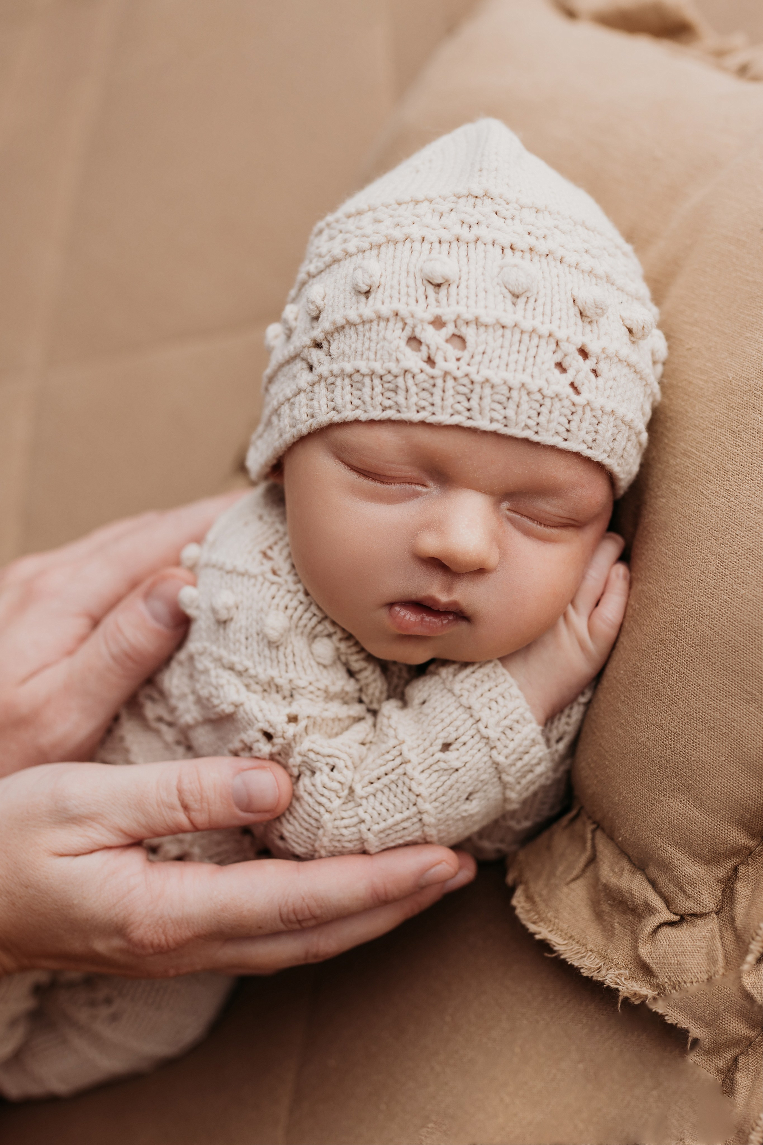 новорожденный кроха в руках мамы