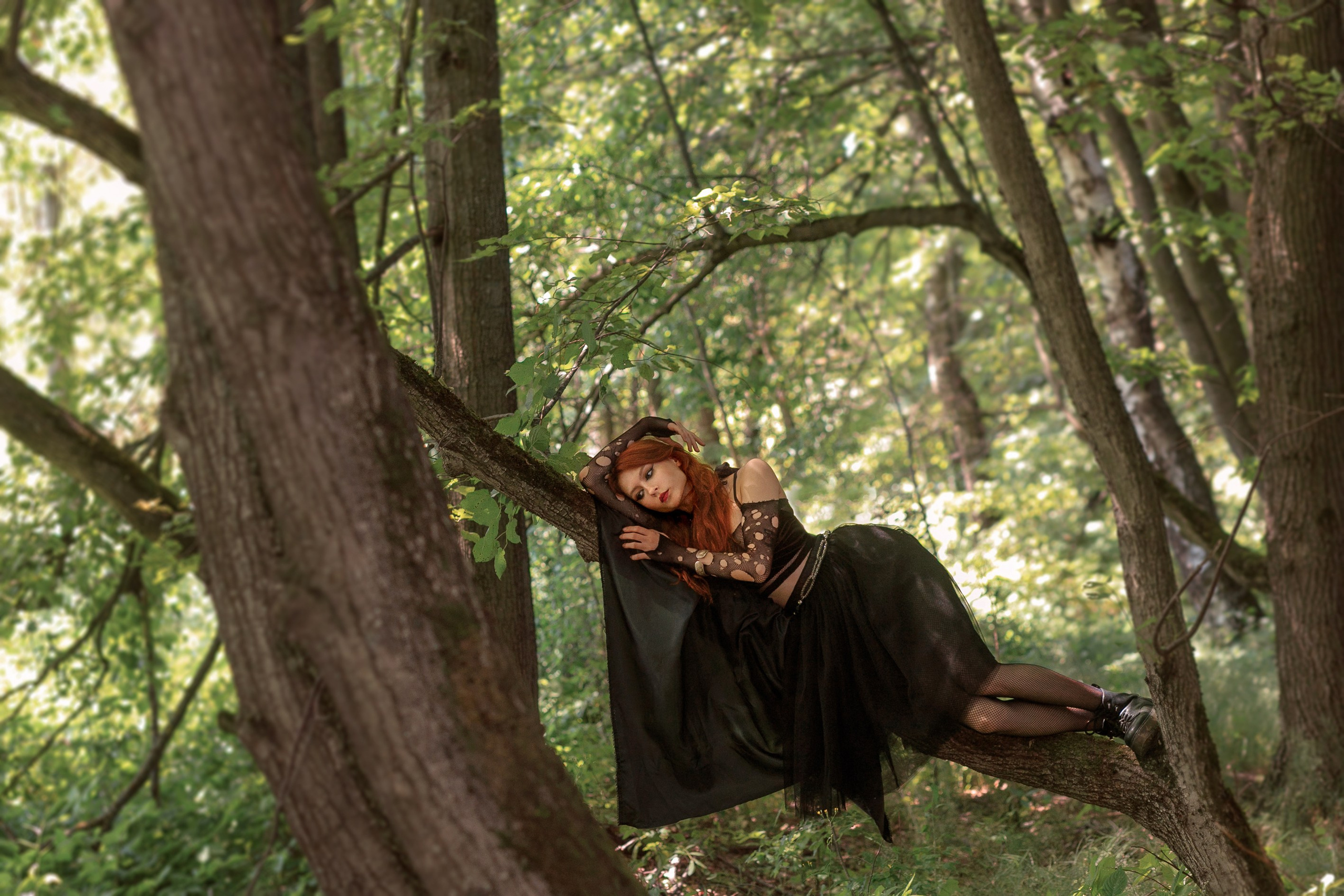 Сказочная фотосессия в образе молодой ведьмы со свечами