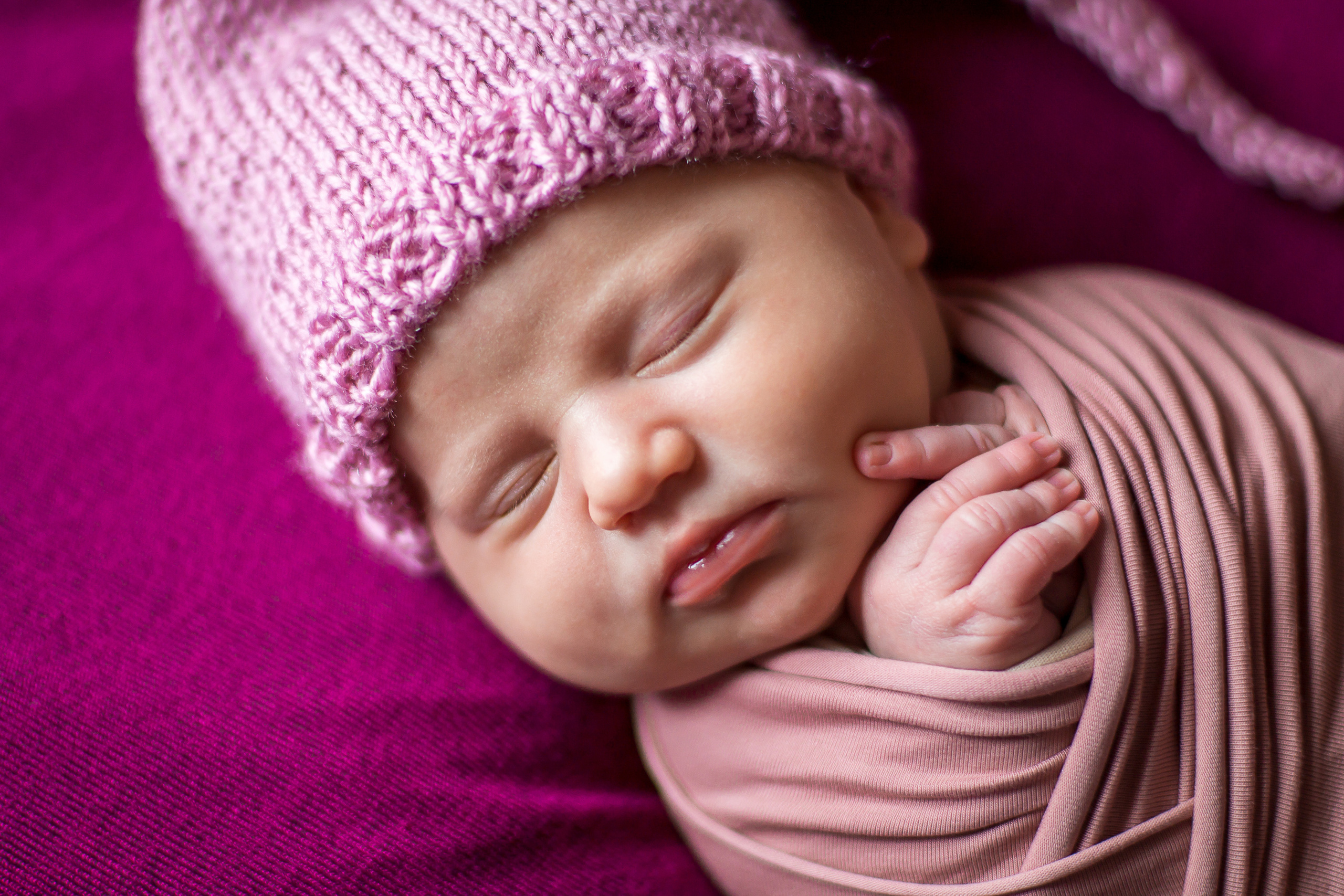 девочка младенец в розовом костюме и колпаке