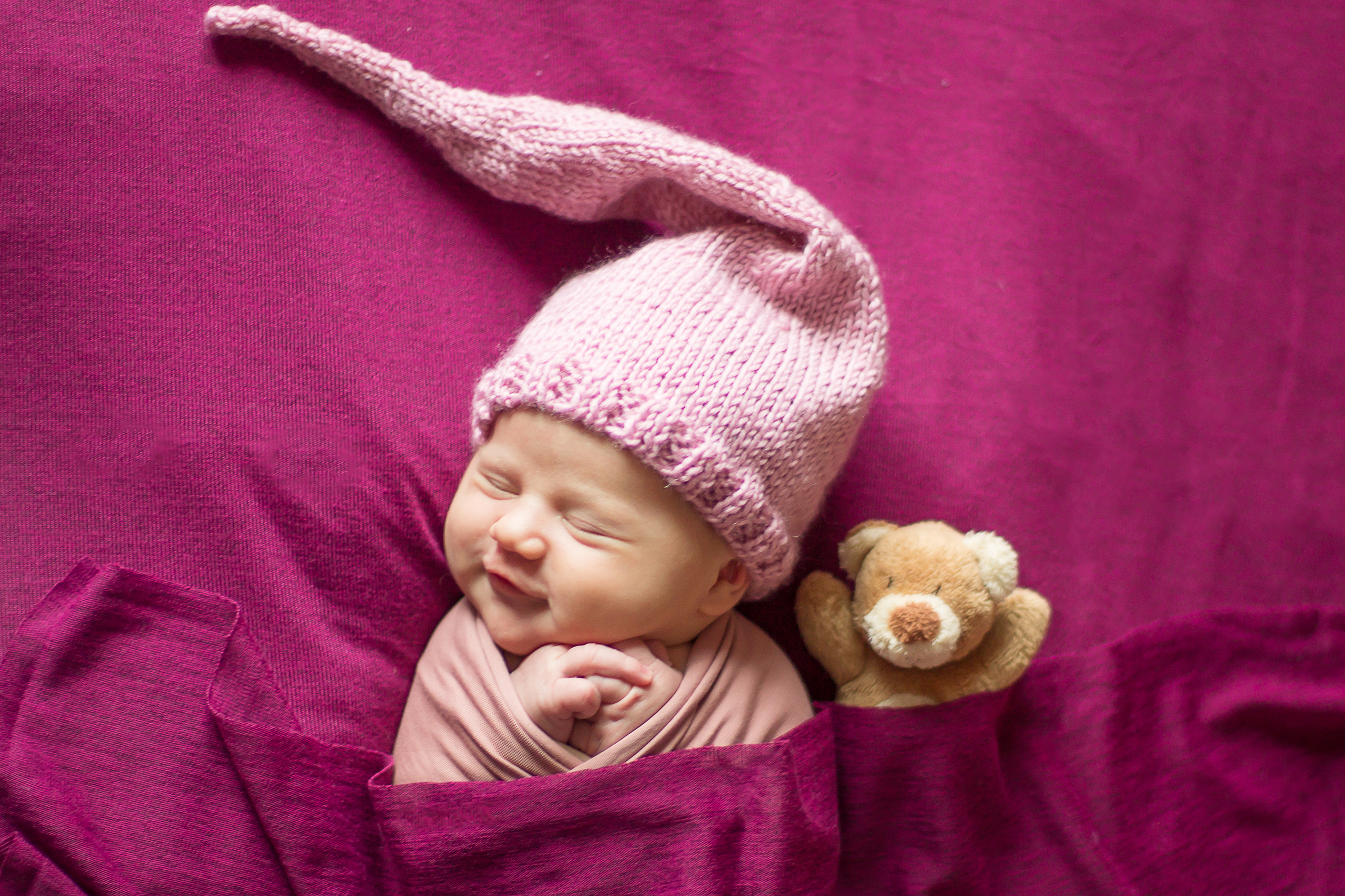 маленький гномик в колпачке на лиловом фоне