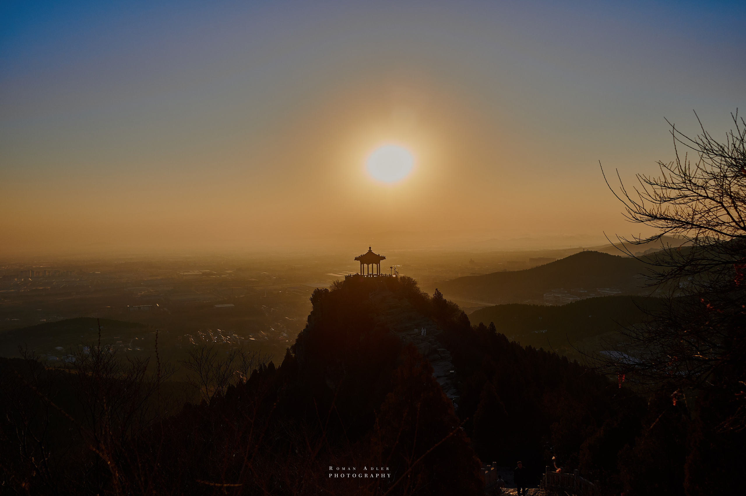 Рассвет на храмовой горе Юнмень. Цинчжоу. Фотограф Роман Адлер