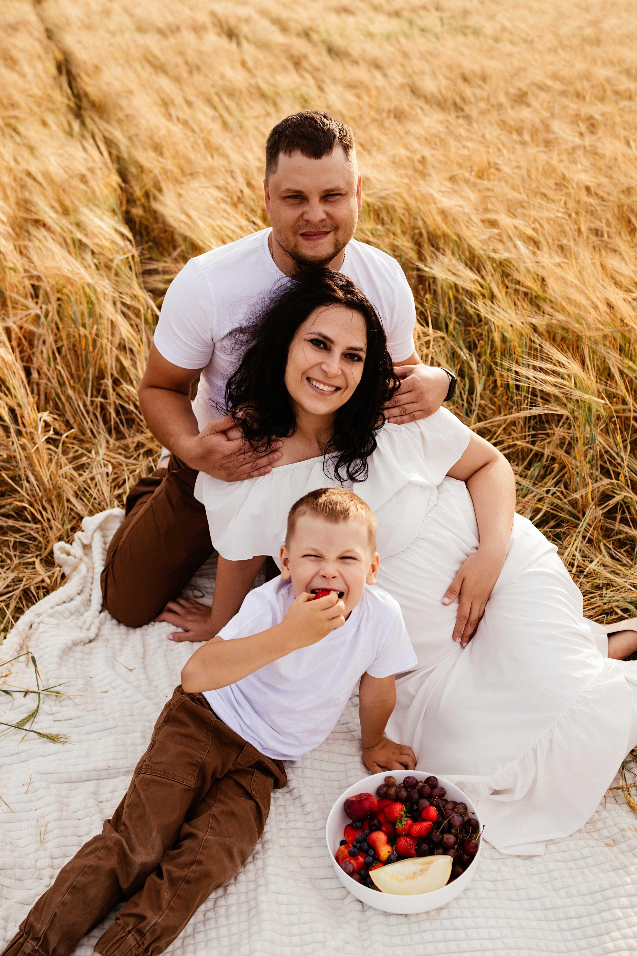 Семейная съемка в поле. Фотограф в Тюмени Башмакова Анна