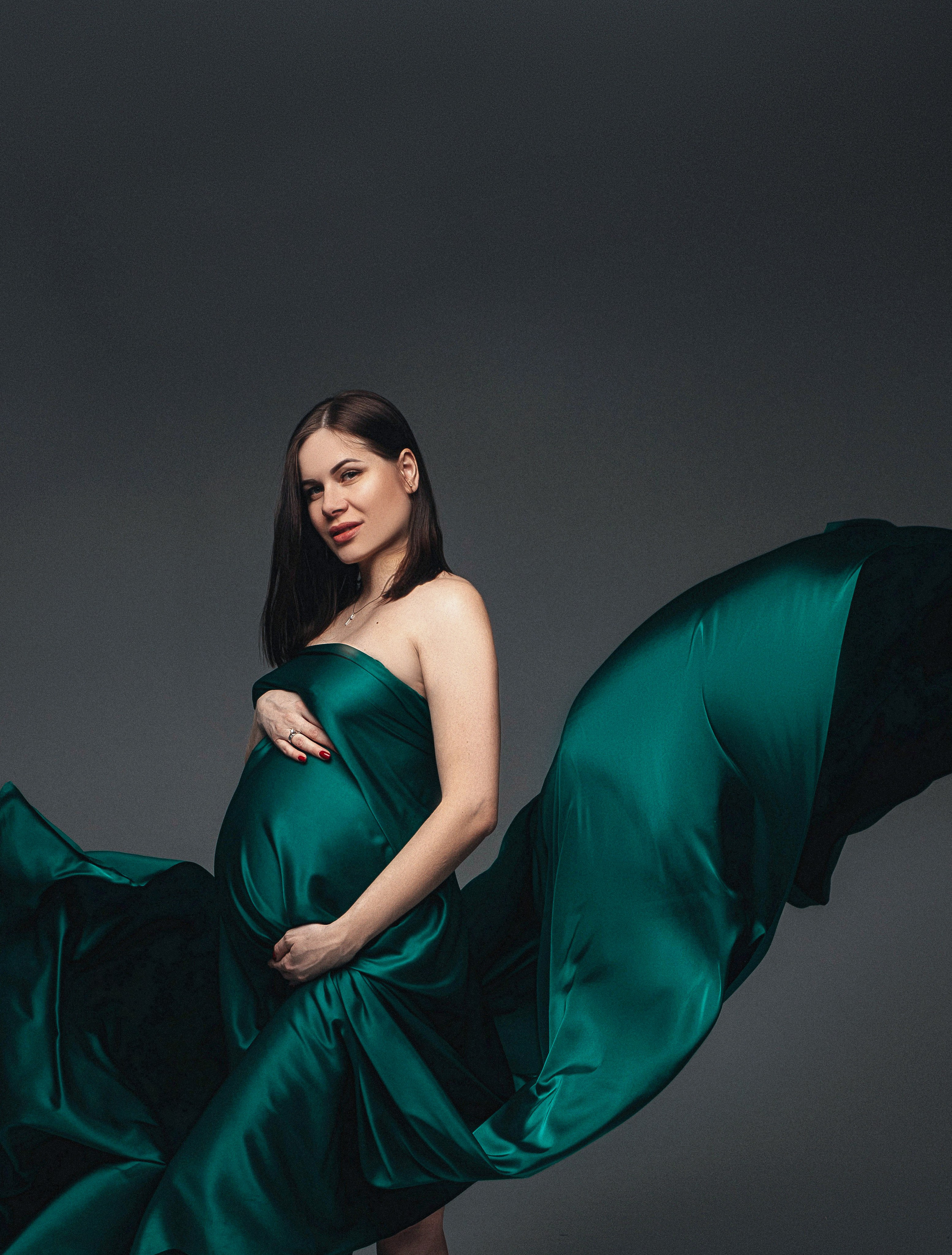 Фотосессия беременных в тканях в студии Москвы. Свадебный и семейный фотограф в Москве