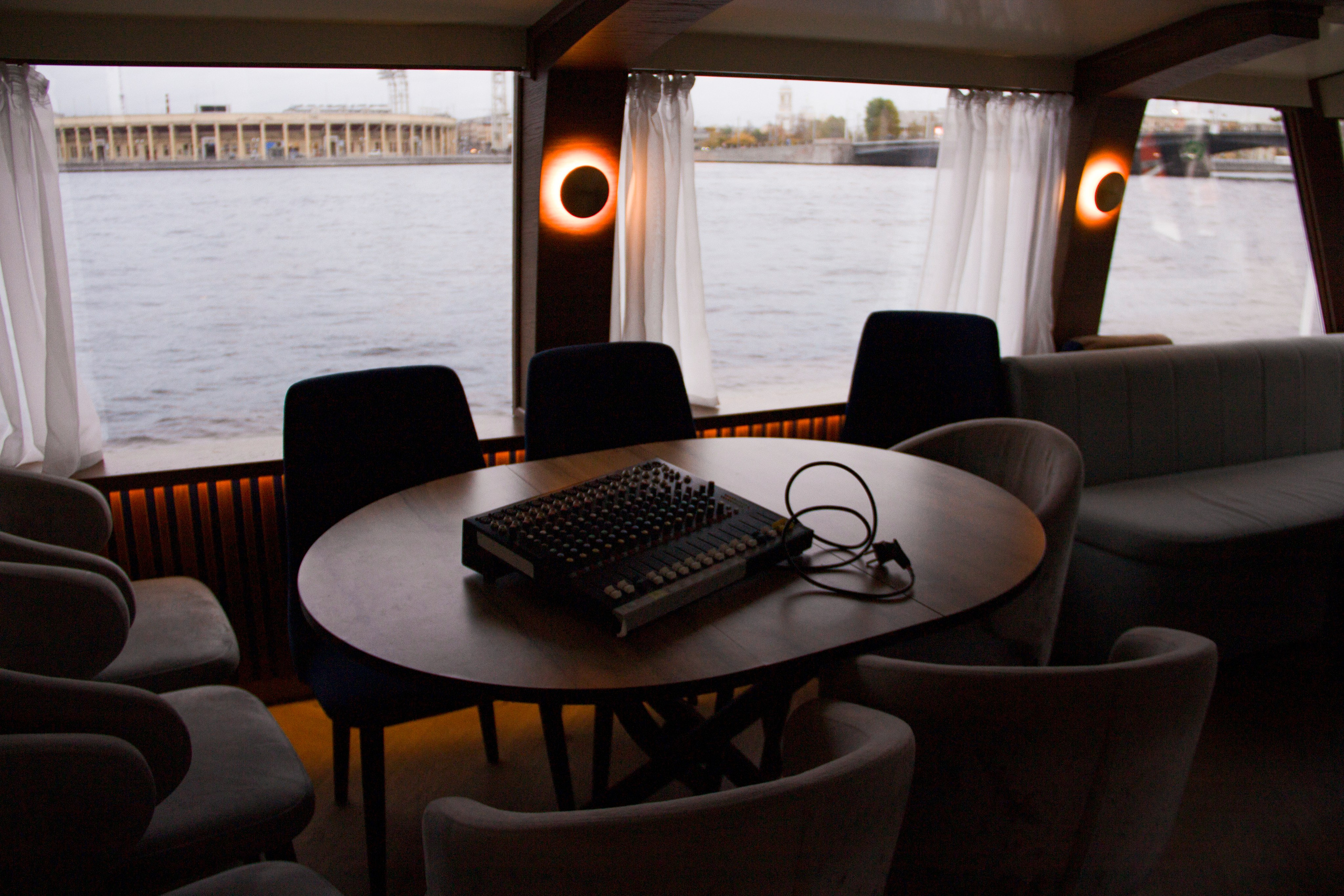 Съемка для сайта аренды катеров в Санкт-Петербурге, подготовка к свадебной прогулке по рекам и каналам. Фотограф в Санкт-Петербурге Смирнова Диана