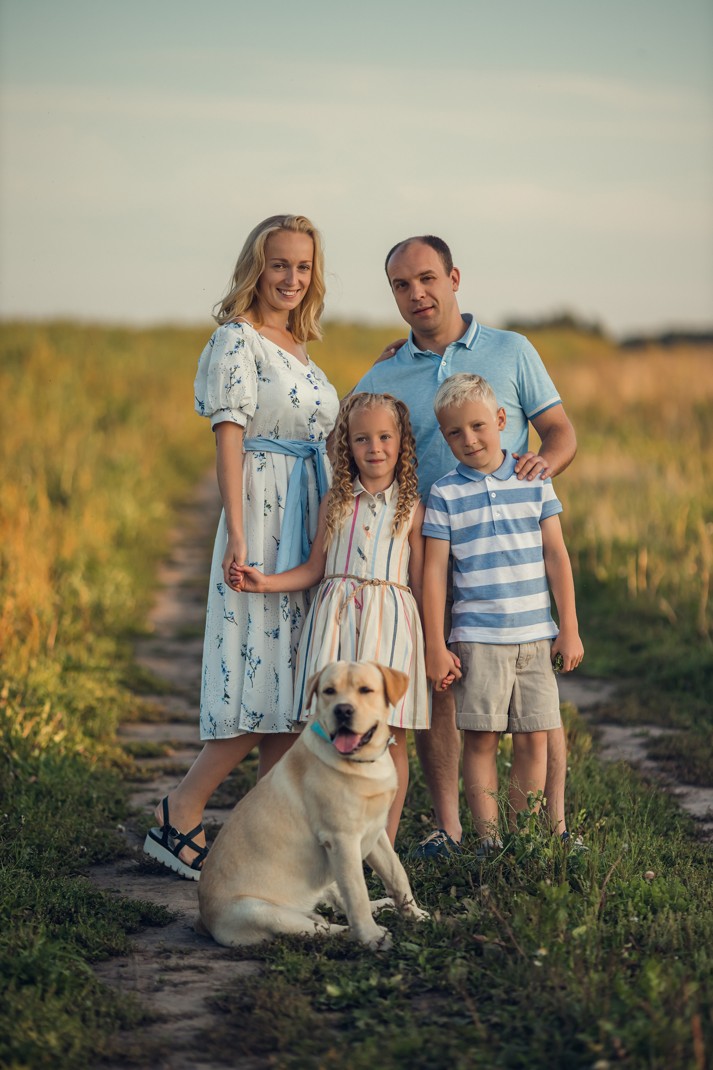 Прогулка в полях всей семьей. Фотограф новорожденных во Владимире