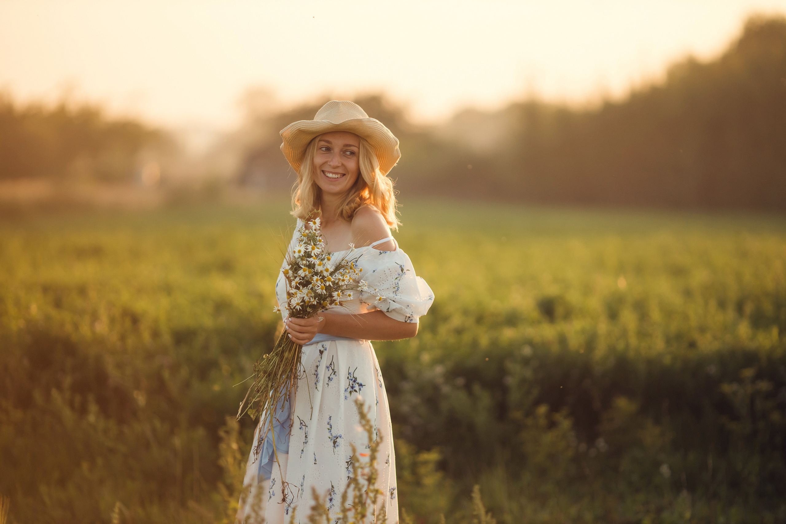 Прогулка в полях всей семьей. Фотограф новорожденных во Владимире