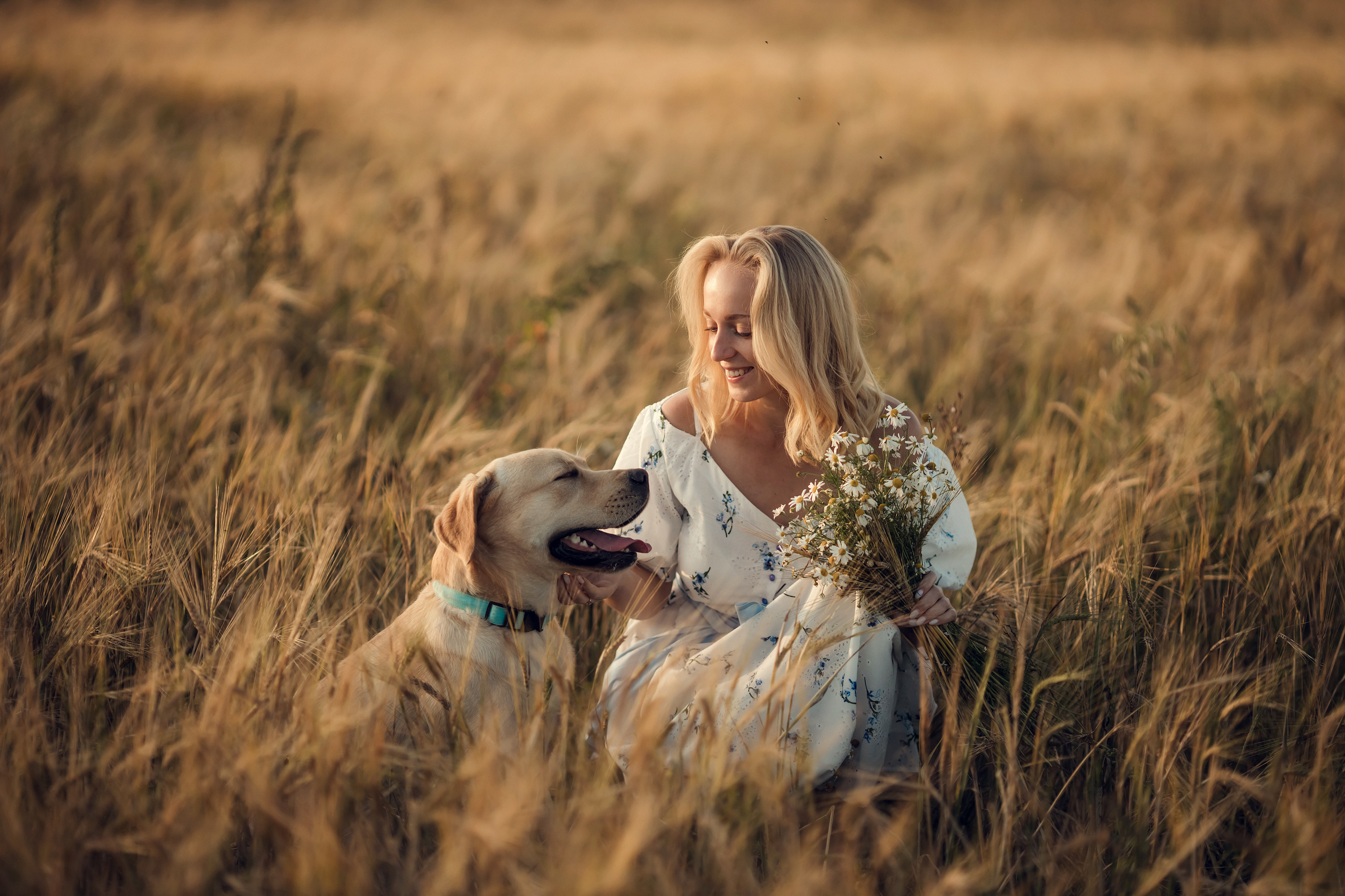 Прогулка в полях всей семьей. Фотограф новорожденных во Владимире