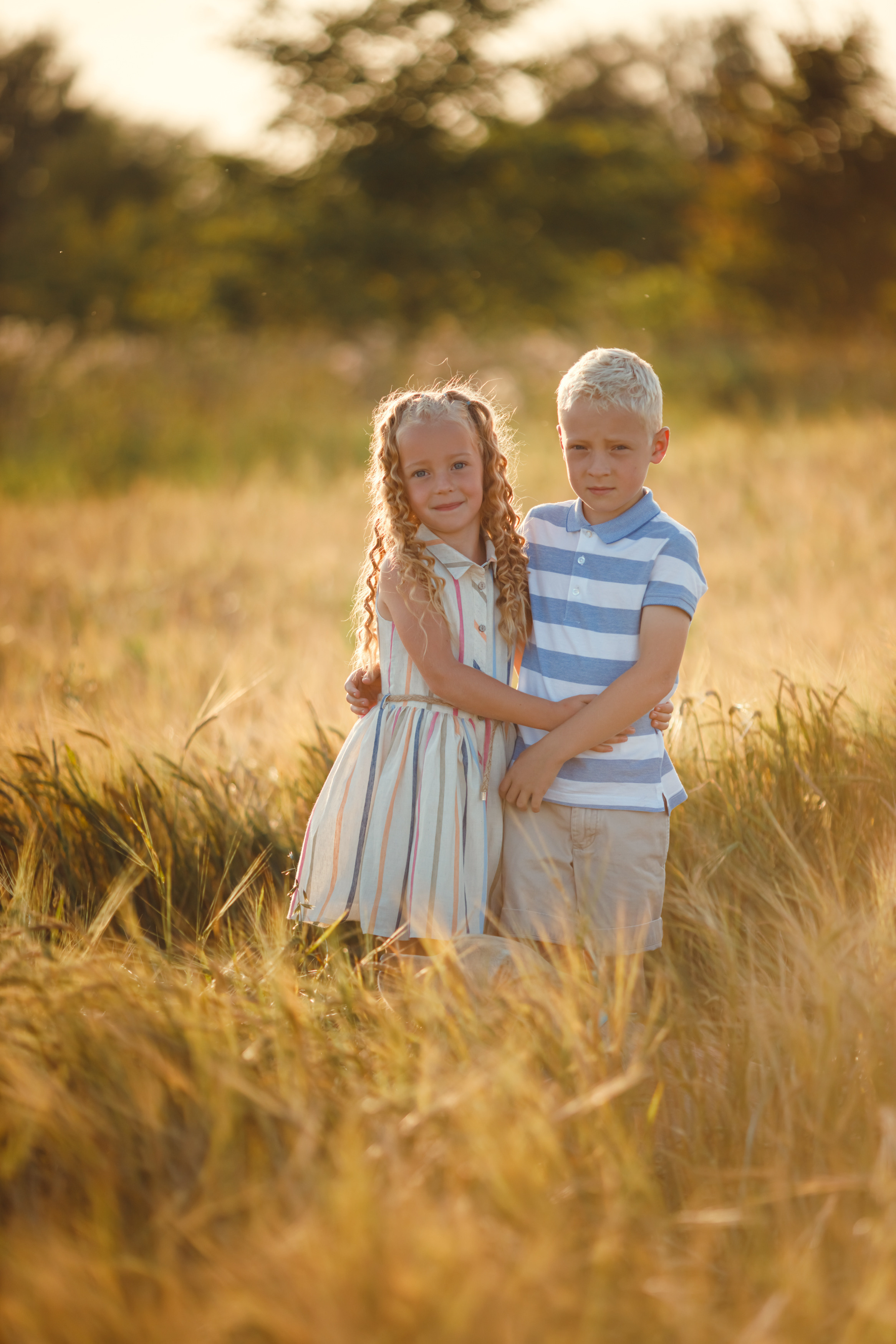 Прогулка в полях всей семьей. Фотограф новорожденных во Владимире