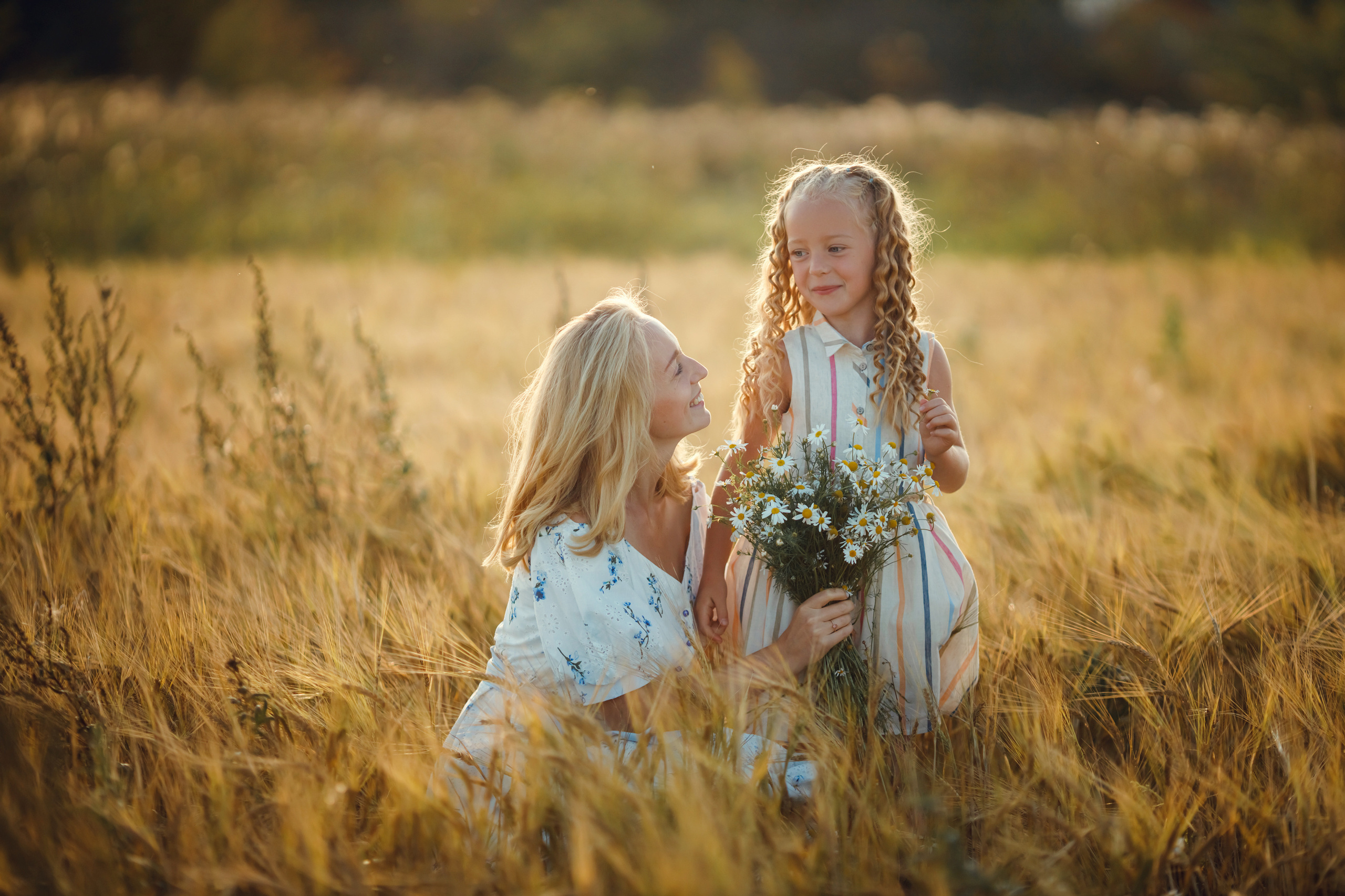 Прогулка в полях всей семьей. Фотограф новорожденных во Владимире