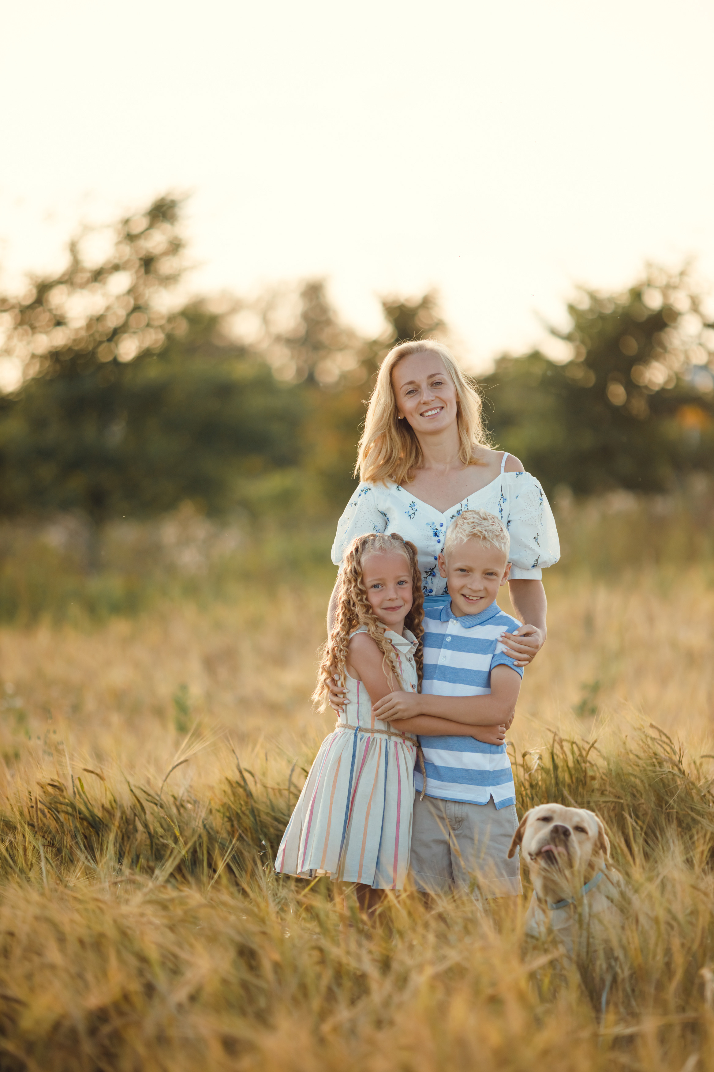 Прогулка в полях всей семьей. Фотограф новорожденных во Владимире
