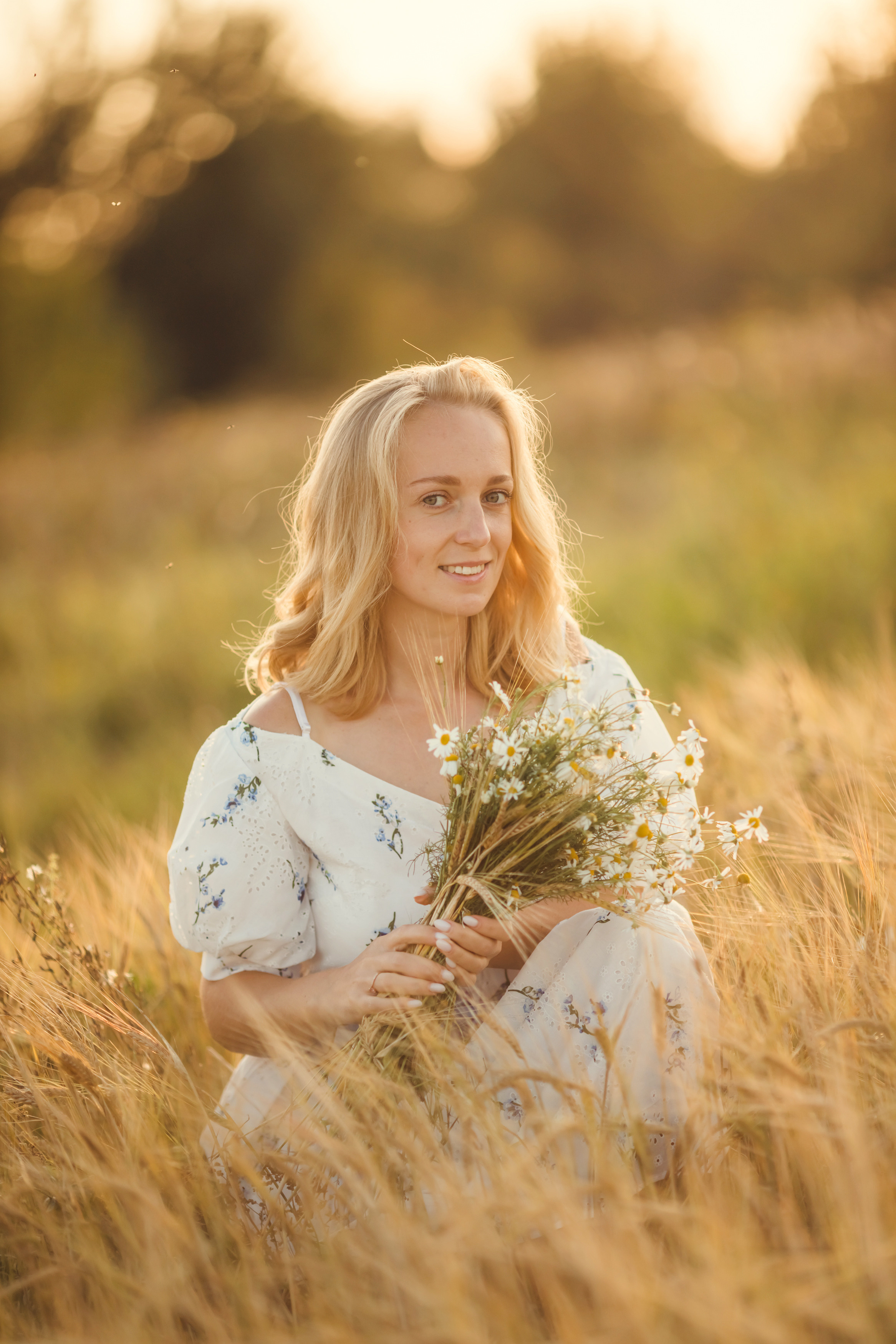 Прогулка в полях всей семьей. Фотограф новорожденных во Владимире