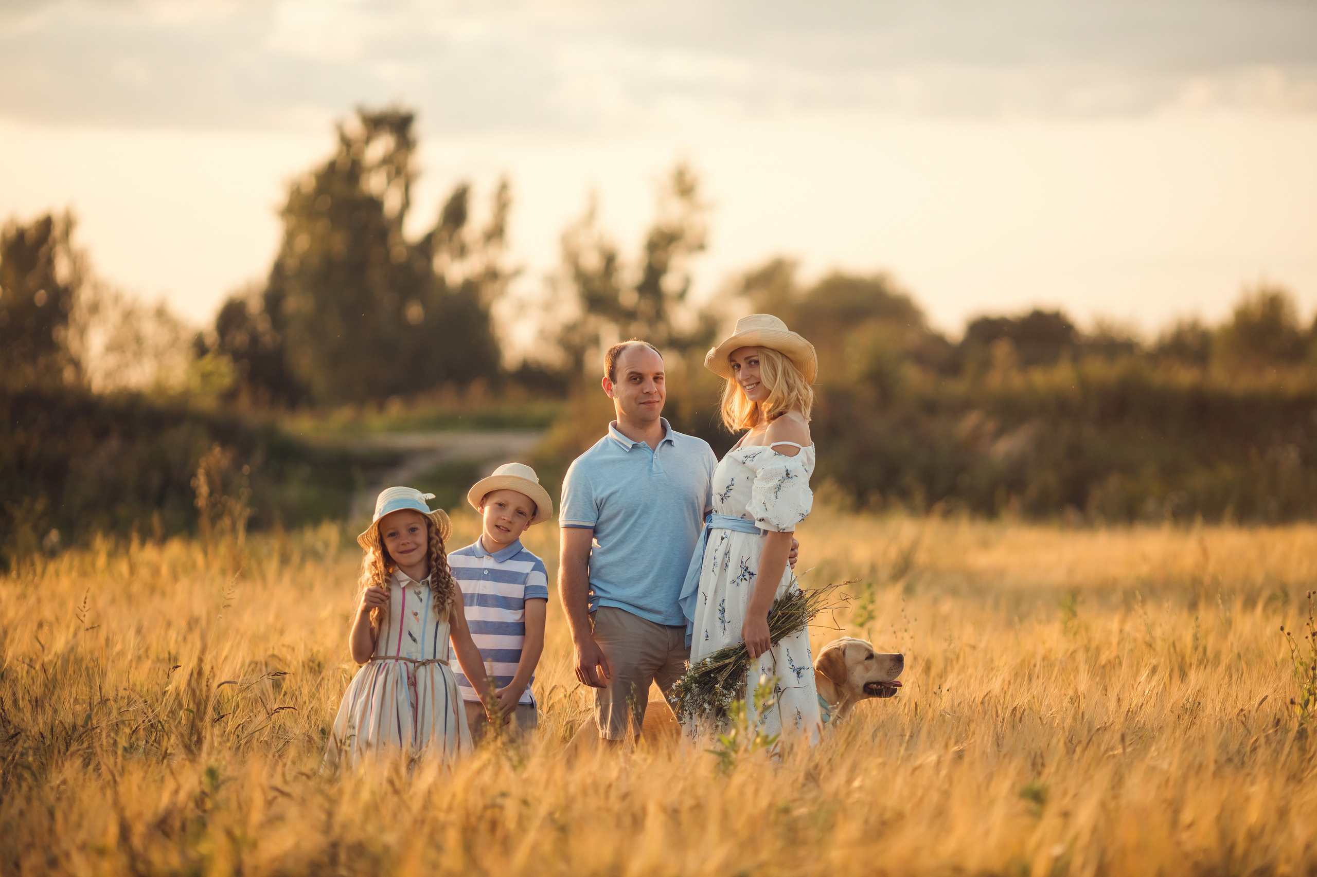 Прогулка в полях всей семьей. Фотограф новорожденных во Владимире