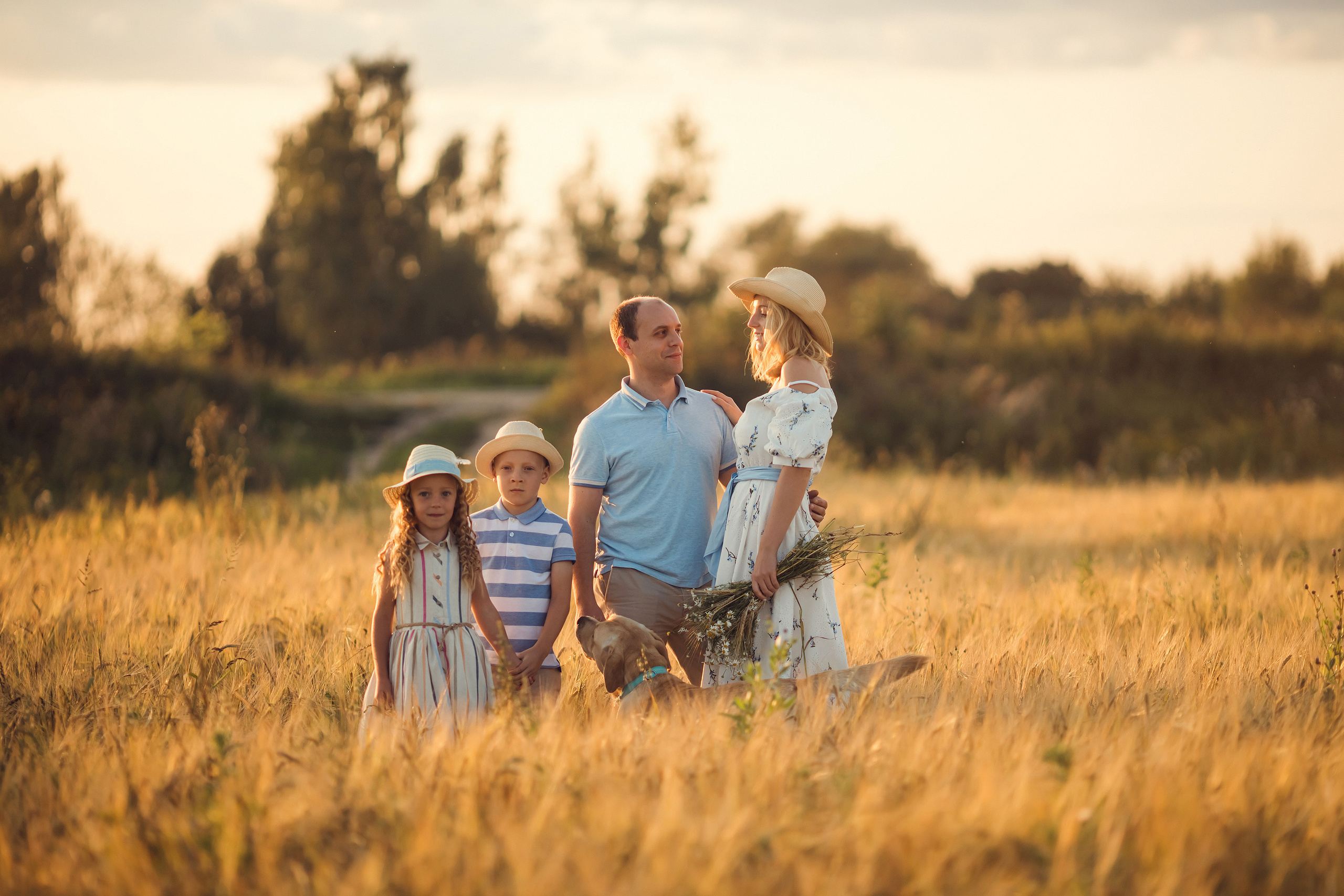 Прогулка в полях всей семьей. Фотограф новорожденных во Владимире