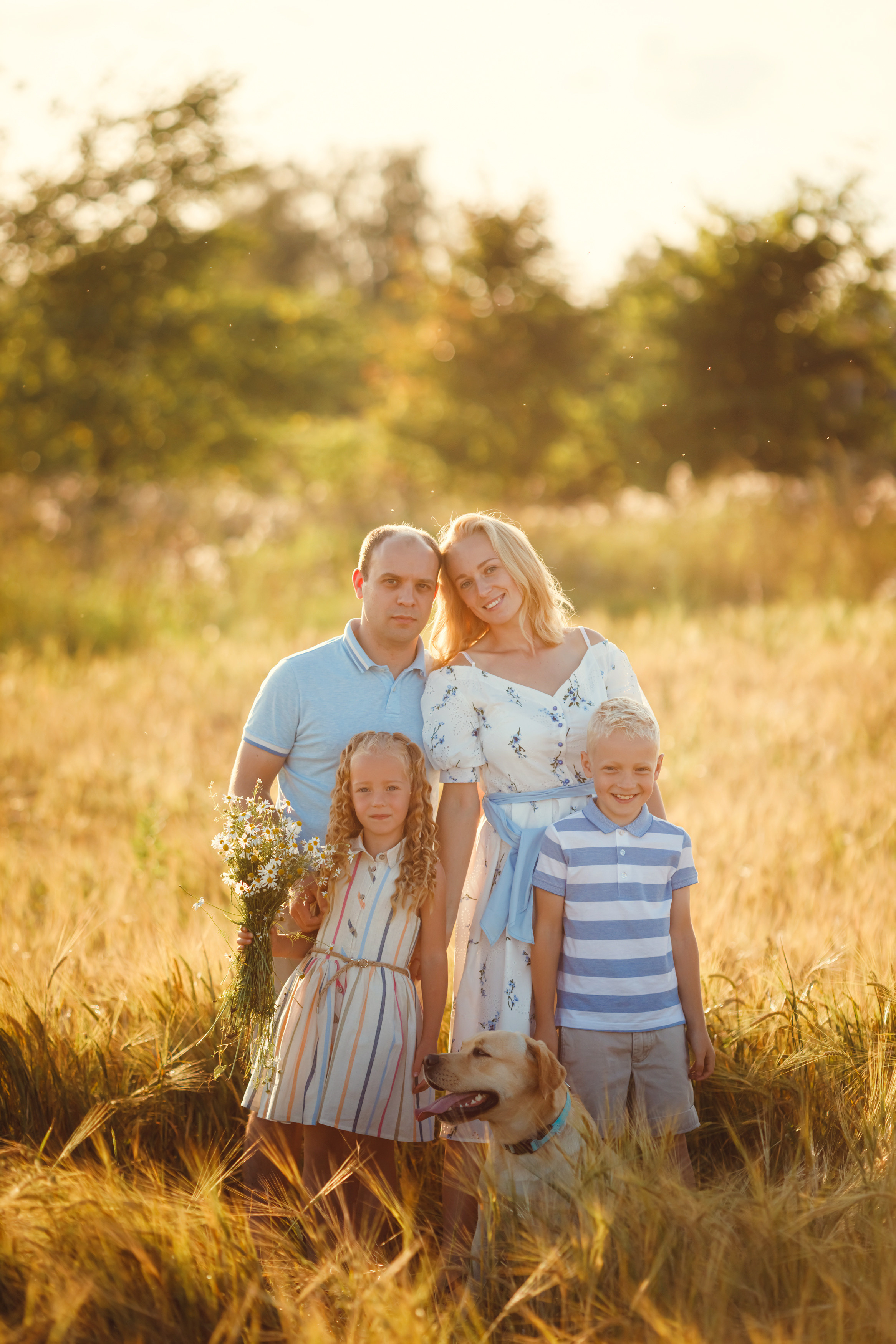 Прогулка в полях всей семьей. Фотограф новорожденных во Владимире