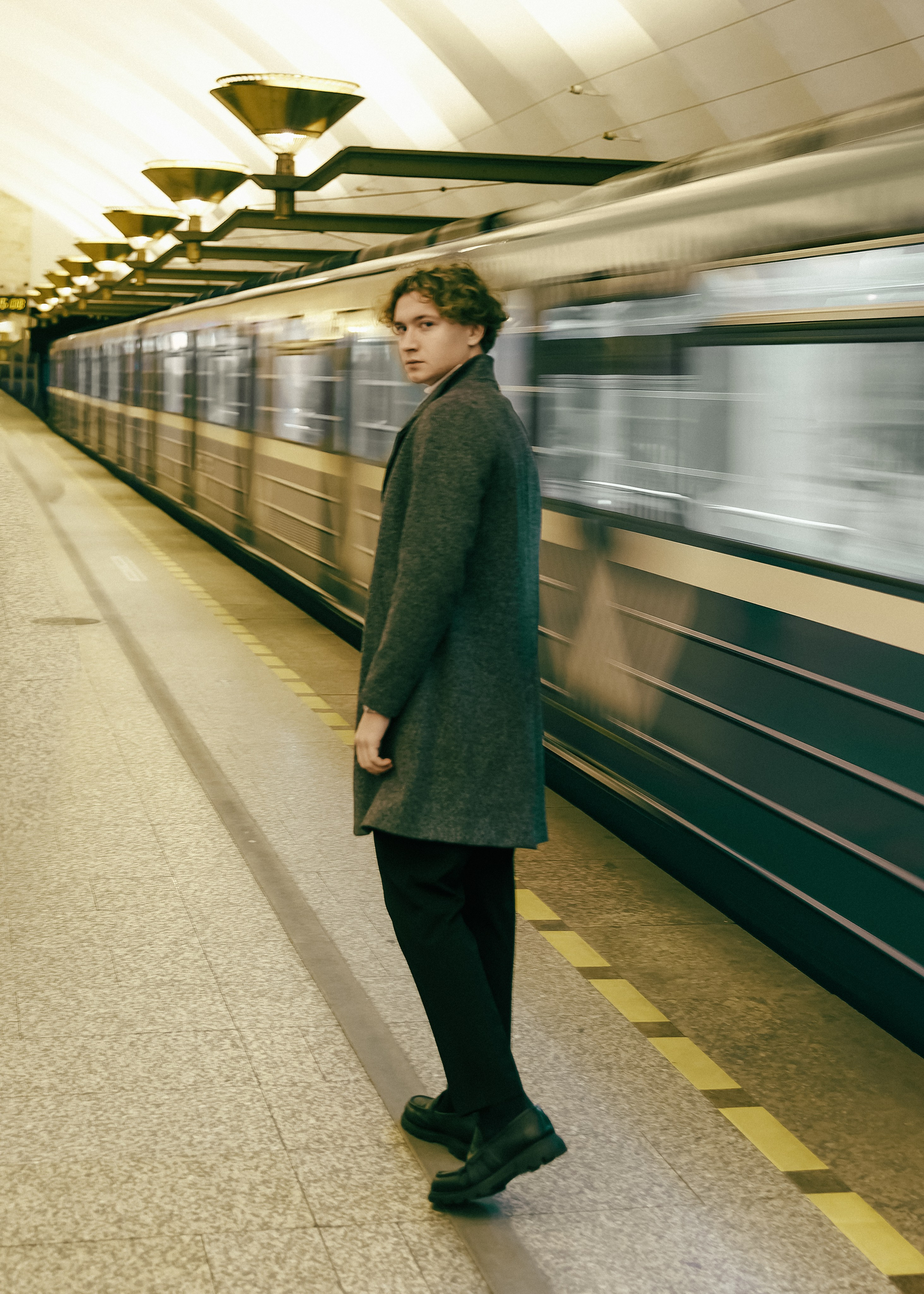 Вадим — фотосессия в метро. Свадебный и портретный фотограф в Санкт-Петербурге Анна Демьянова