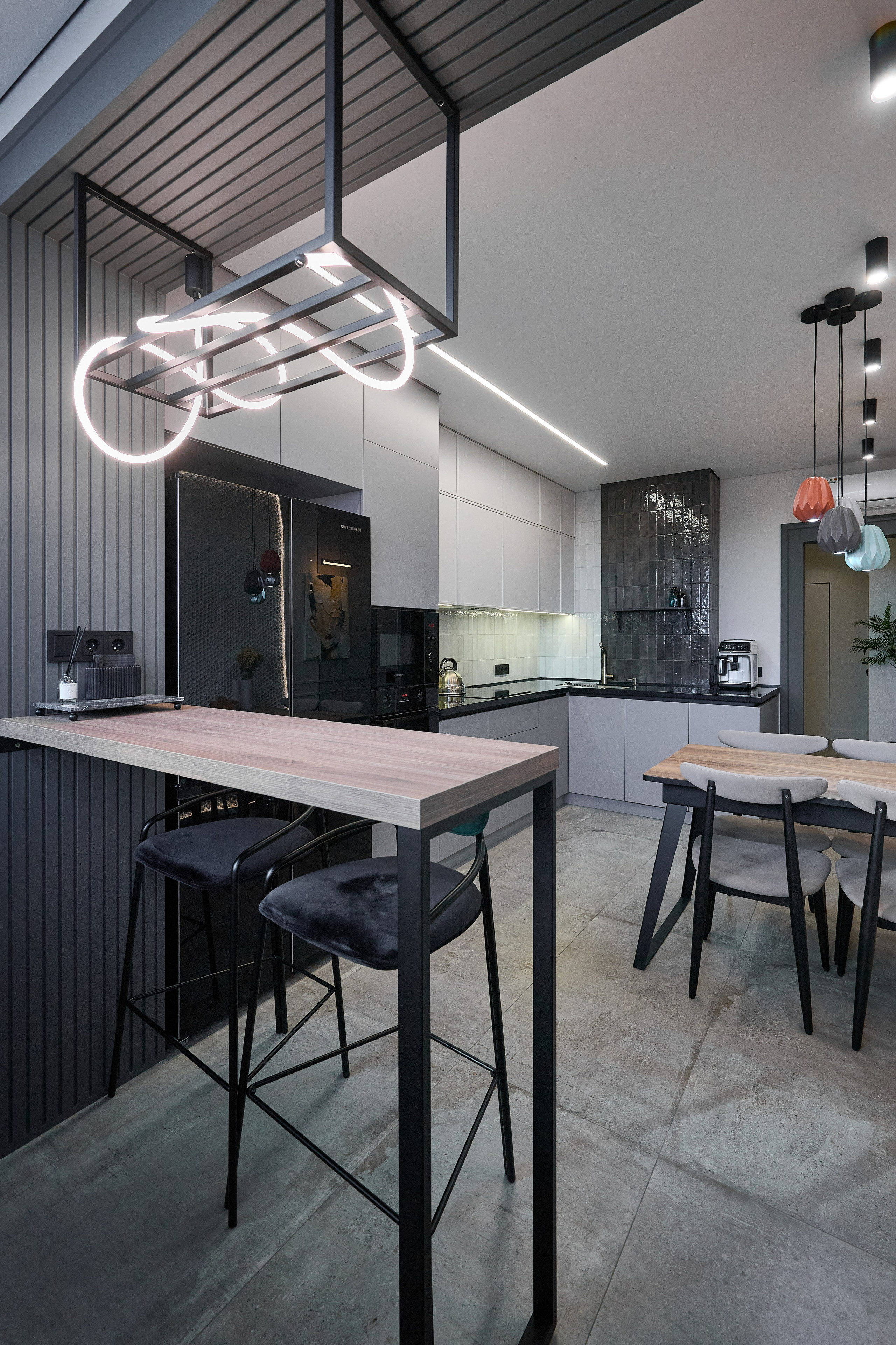 высокие стулья стол на кухне интересная разнообразная лампа 