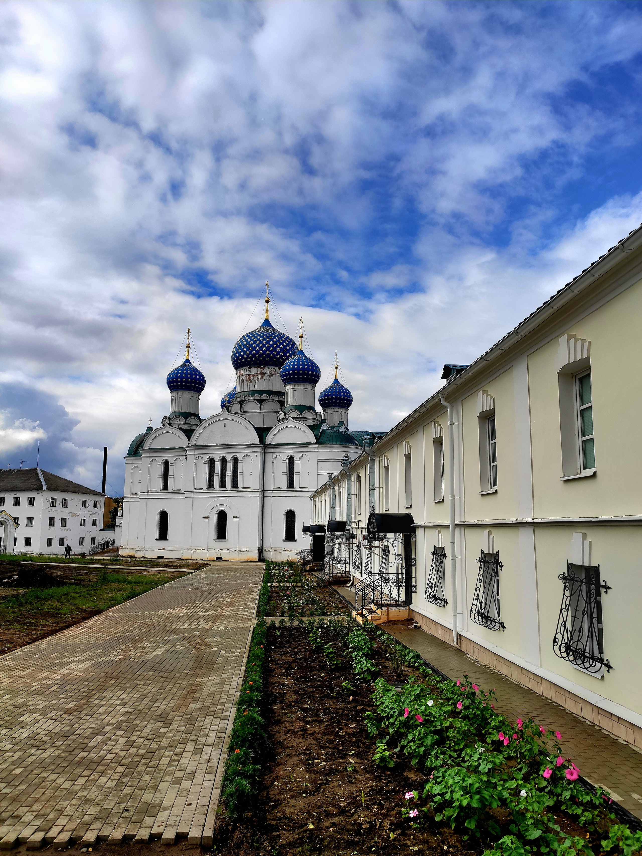 Келейный корпус. На территории монастыря кипят работы по благоустройству.