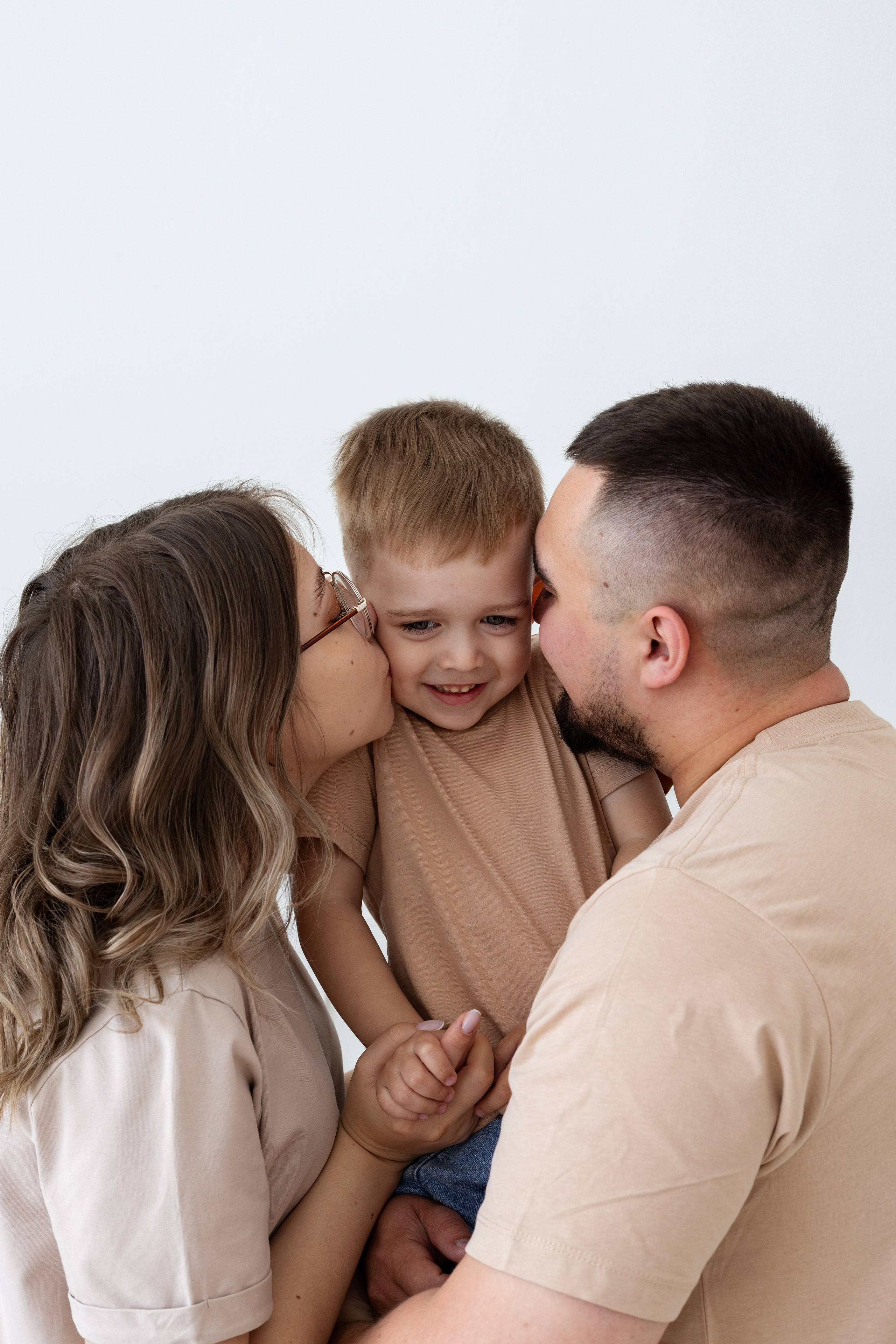 Семейная фотосессия в студии (Михаил, Крестина и Макар). Женский фотограф в Орске Новотроицке Динара Долганова
