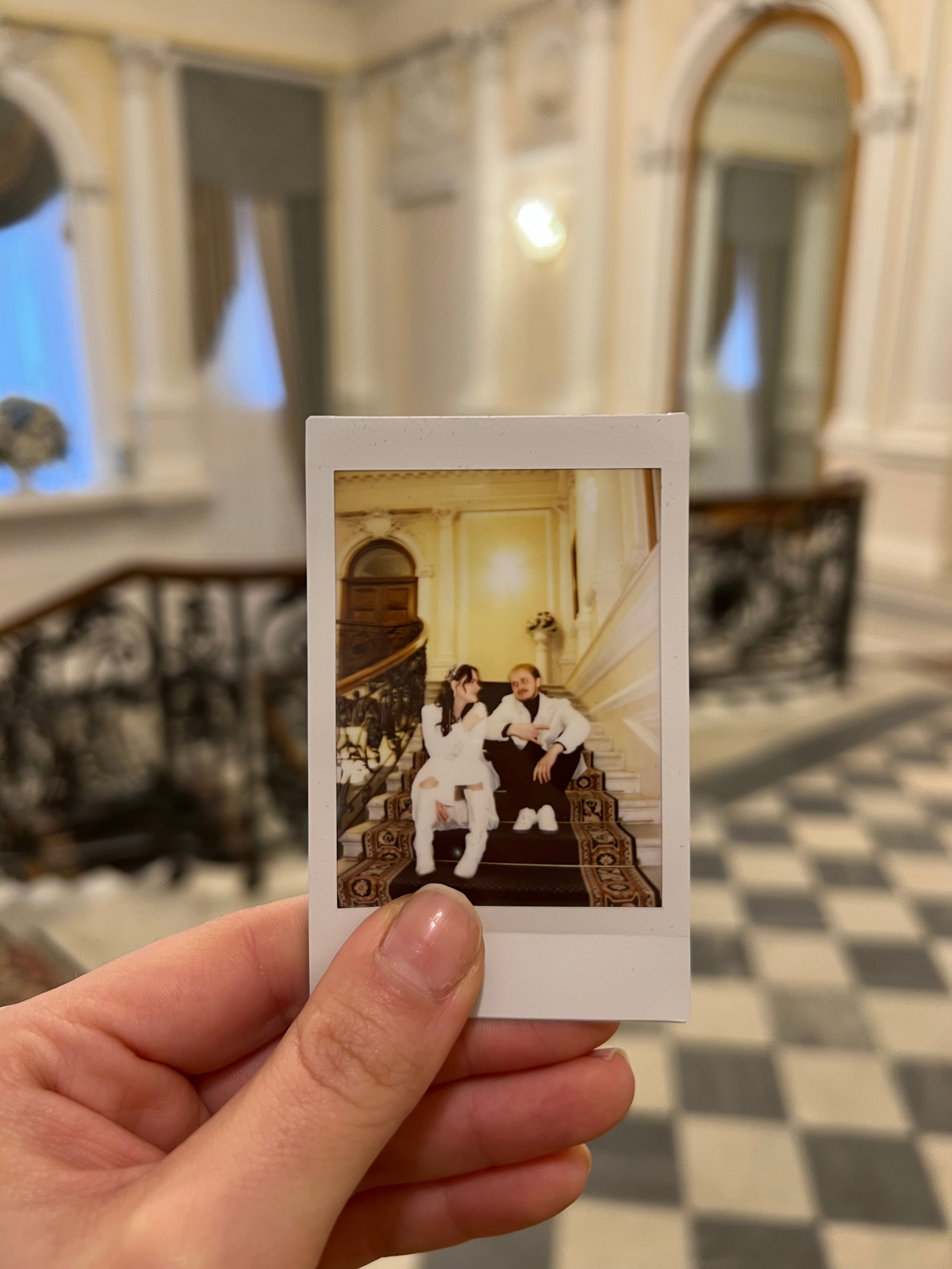 Кадры на инстакс instax моментальная фотография. Фотограф про чувства, моменты, любовь. свадебный и портретный фотограф