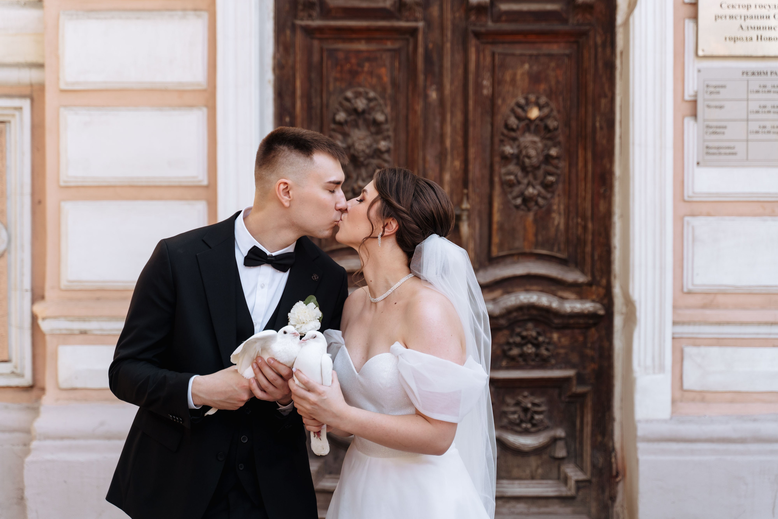 фотосессия жениха и невесты возле ЗАГСа города Новочеркасск, жених и невеста выпускают голубей