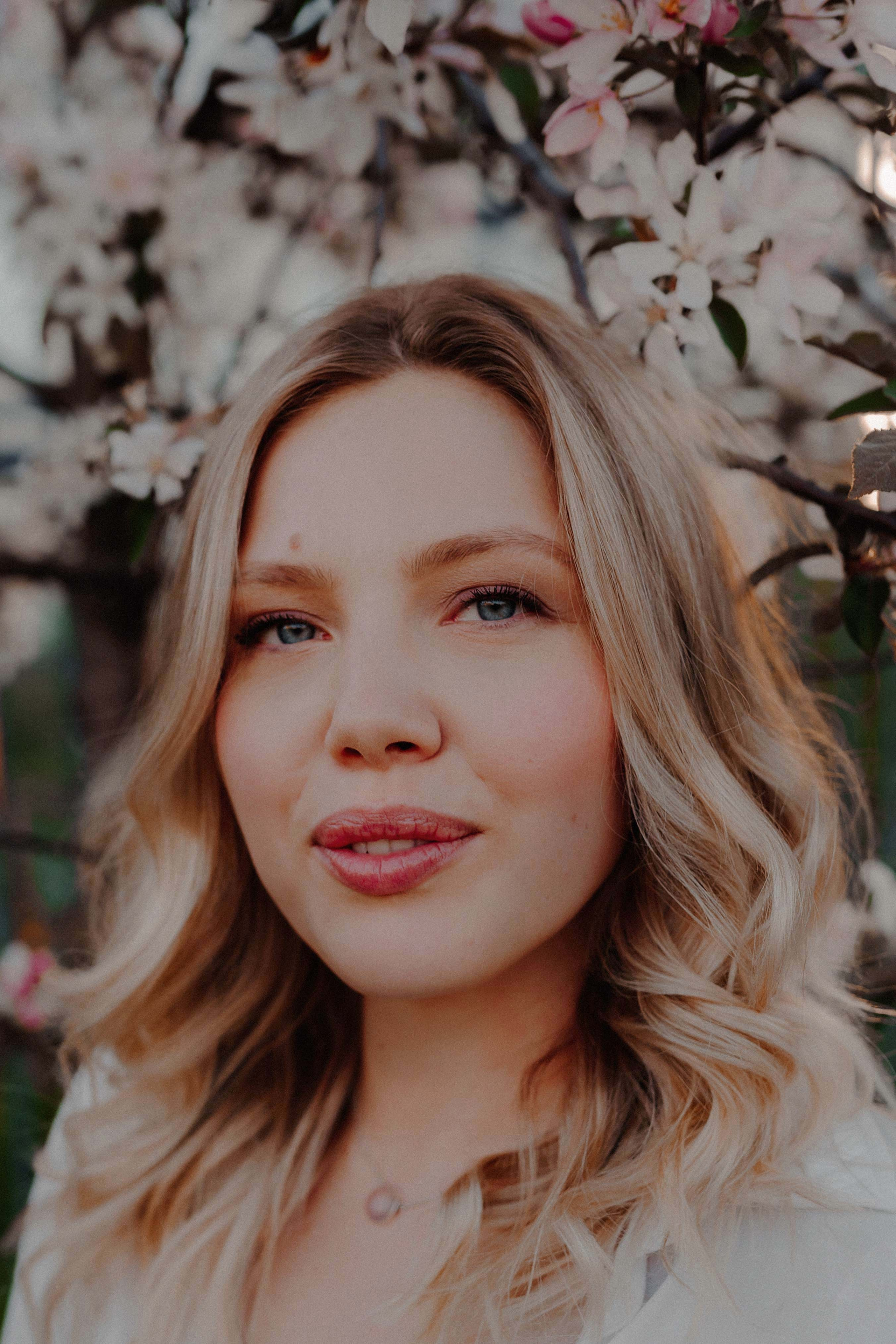 Александра в цветущей яблоне. Семейный и индивидуальный фотограф в Санкт-Петербурге Маргарита Щипкова