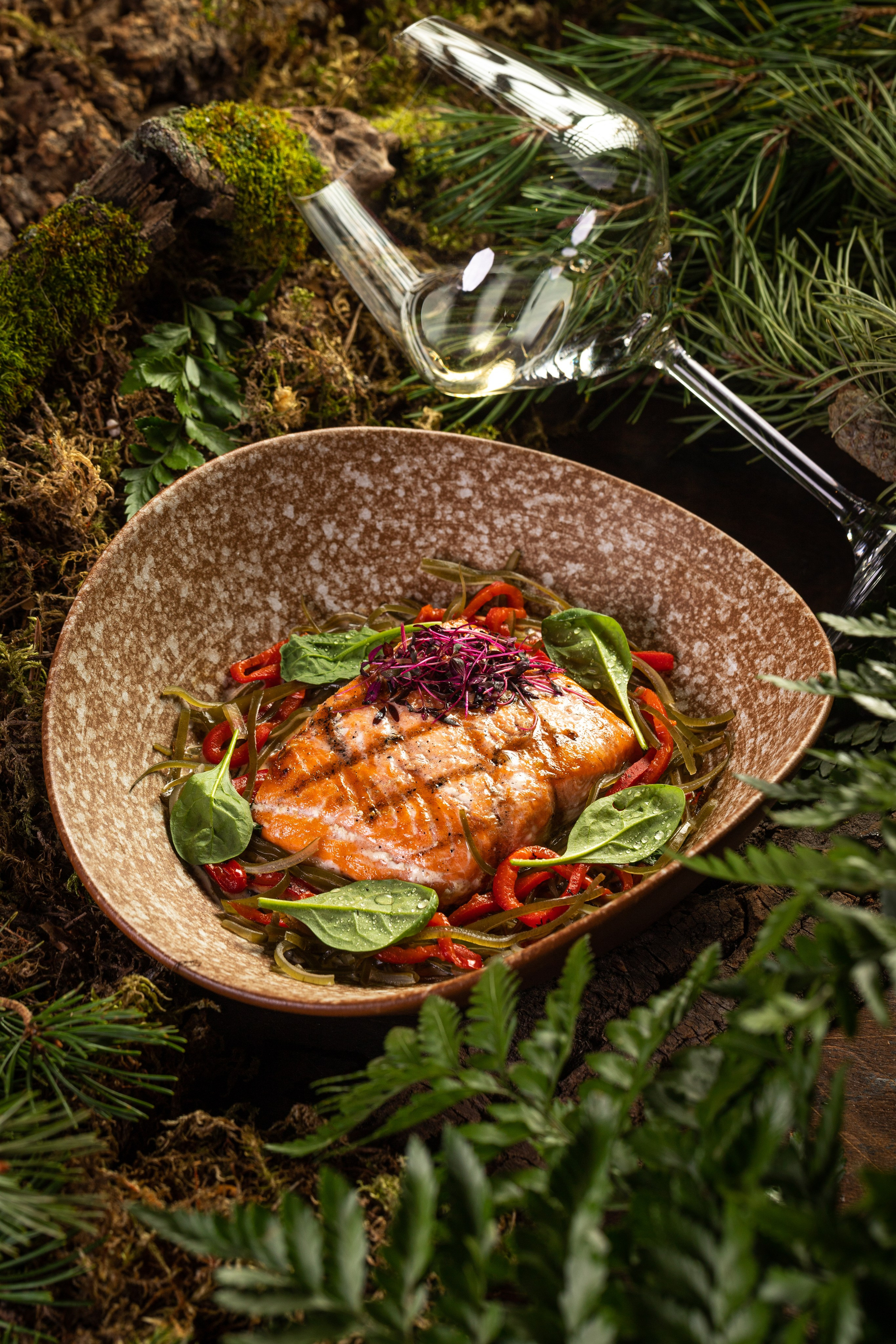 Эстетичная фотография лосося на гриле, стилизованная в лесной тематике