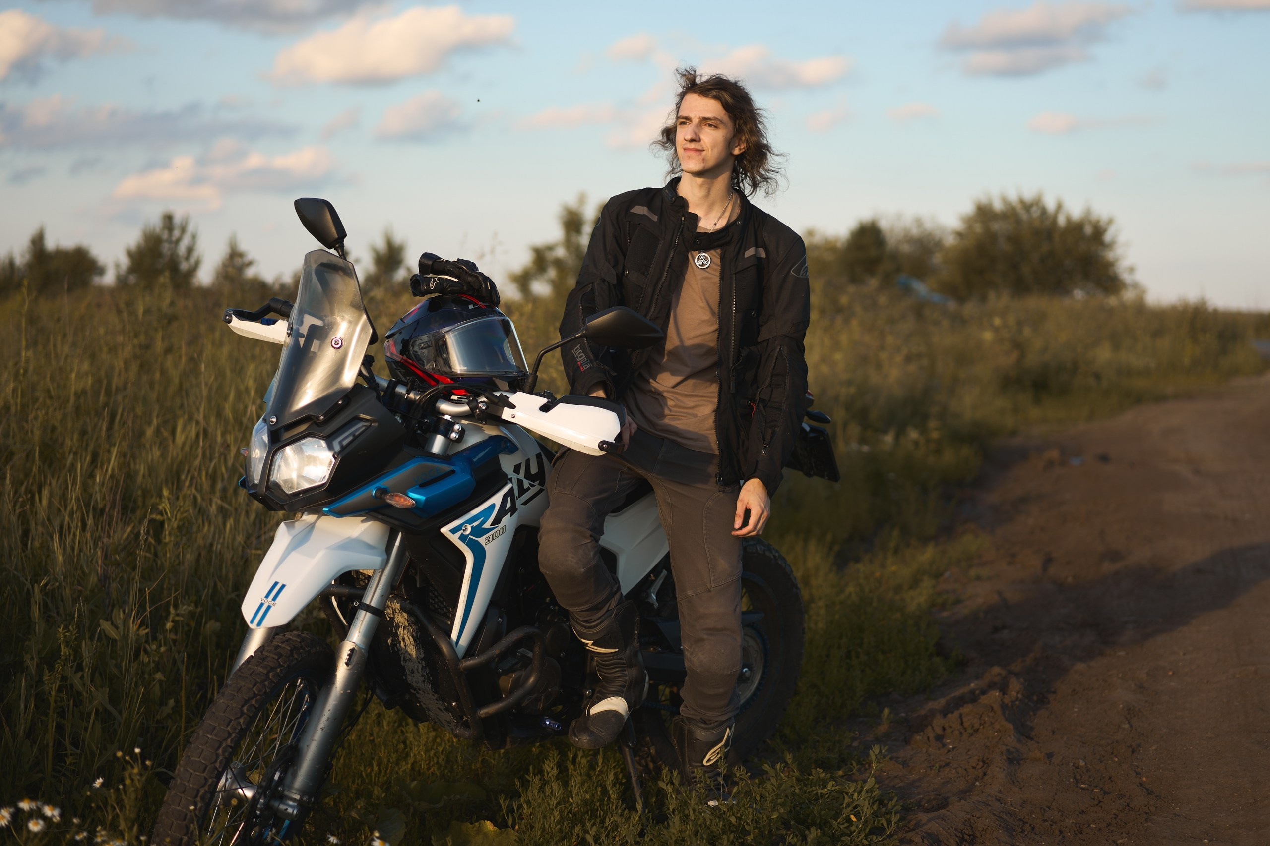 Фотосессия с мотоциклом на закате в поле. Фотограф Екатеринбург Кокшарова Александра