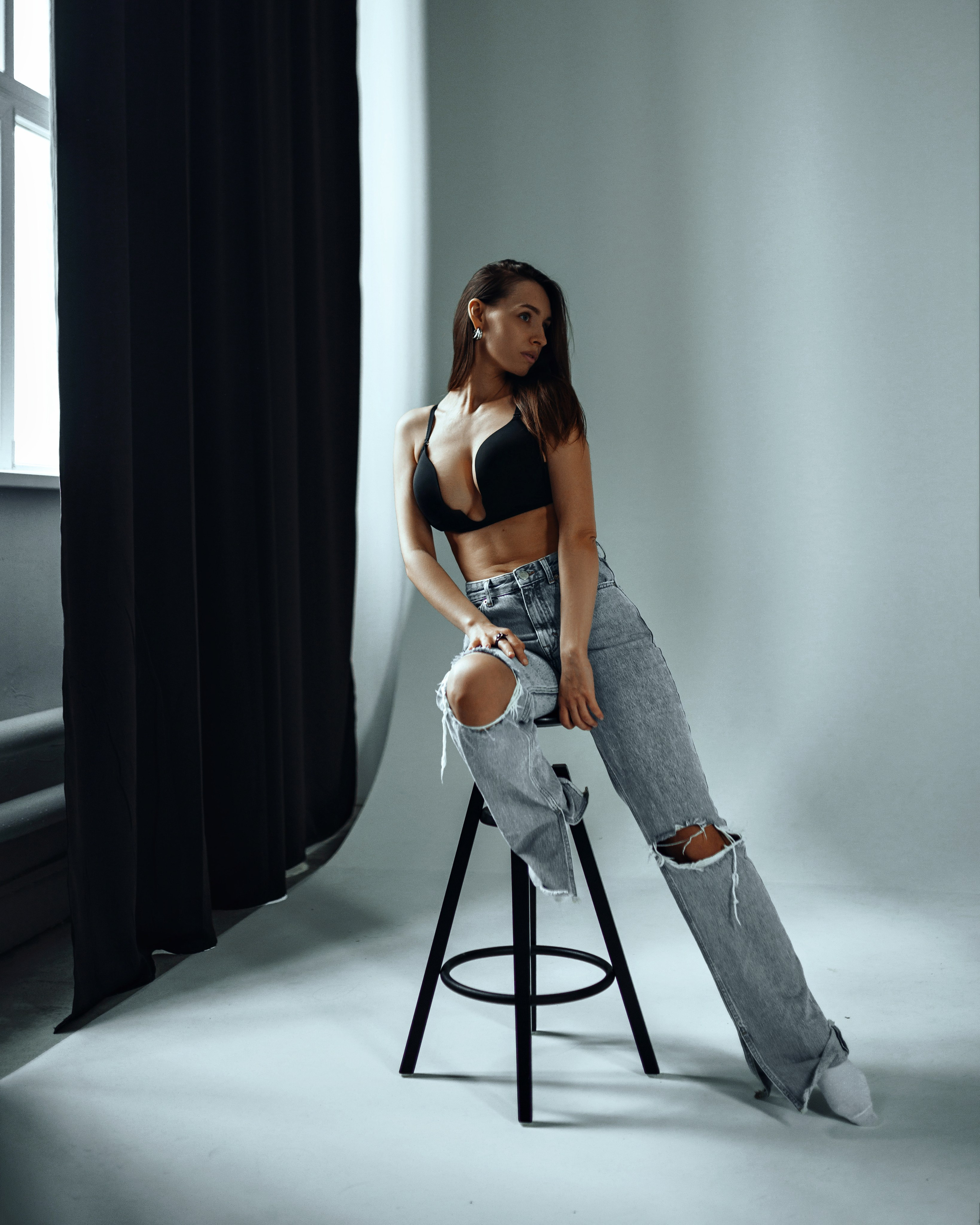 Фотограф Томашев: портрет девушки в белье на белой циклораме с естественным рассеянным светом