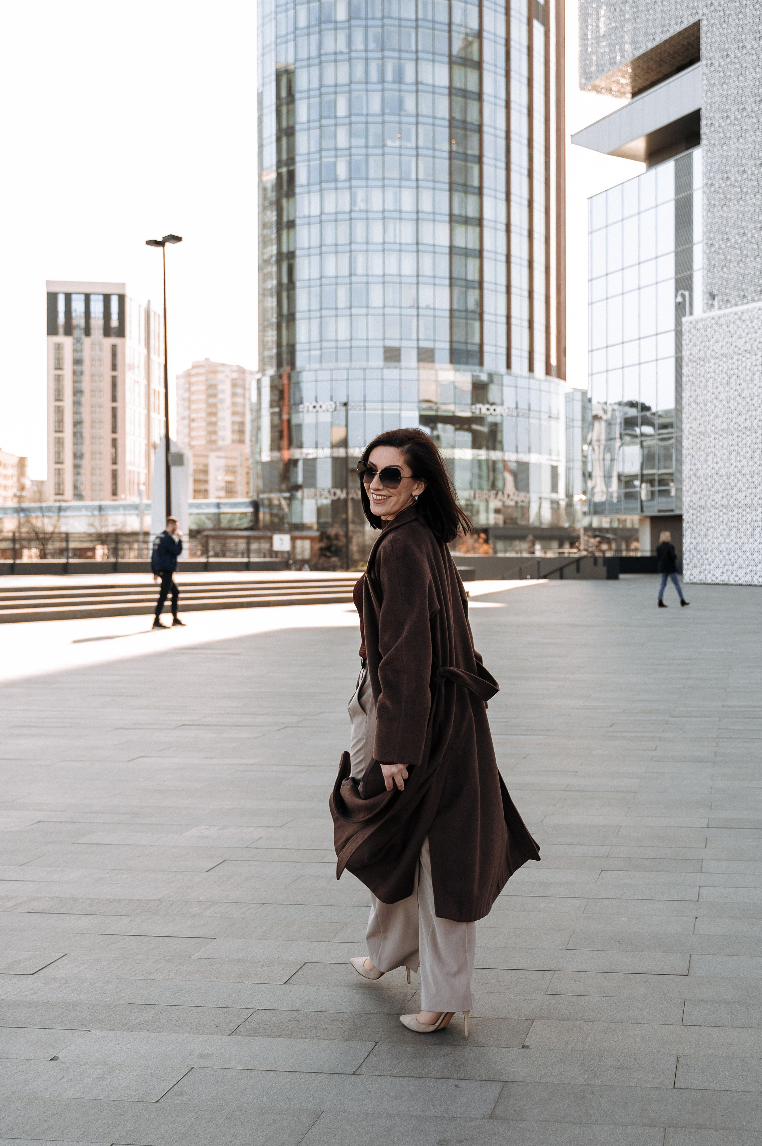 Фотосессия в Екатеринбурге у Ельцин центра - женщина в пальто