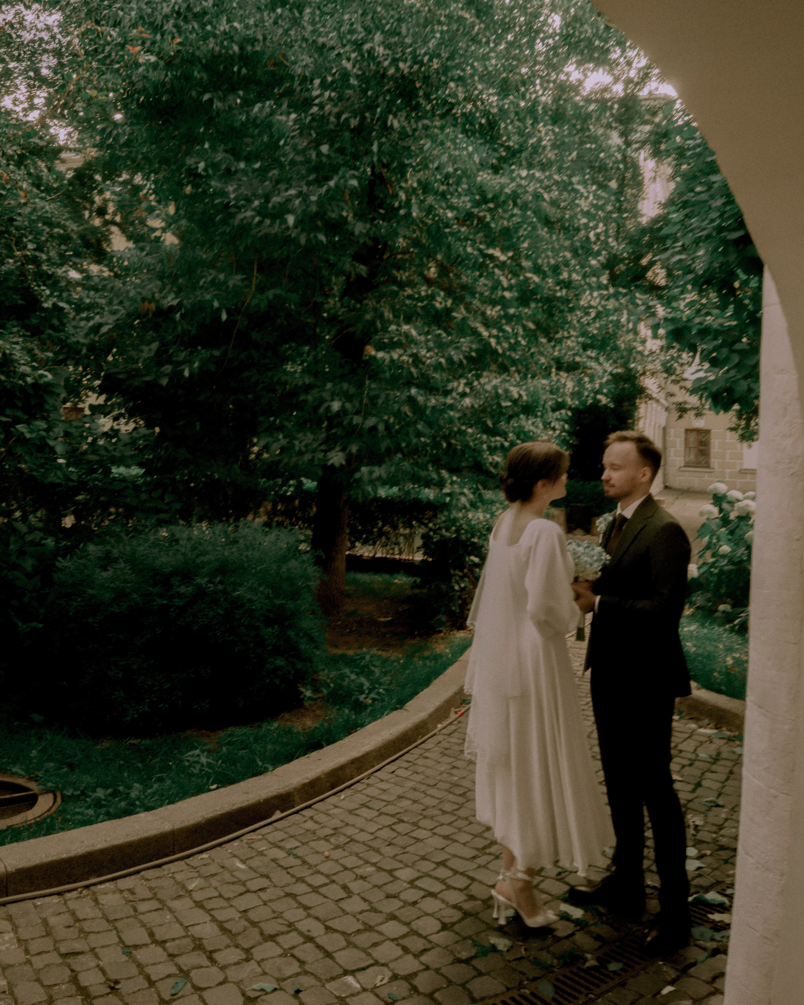 Москва как декорация любви — свадебная фотосессия в городе и на природе. Свадебный фотограф в Санкт-Петербурге Миша Репина