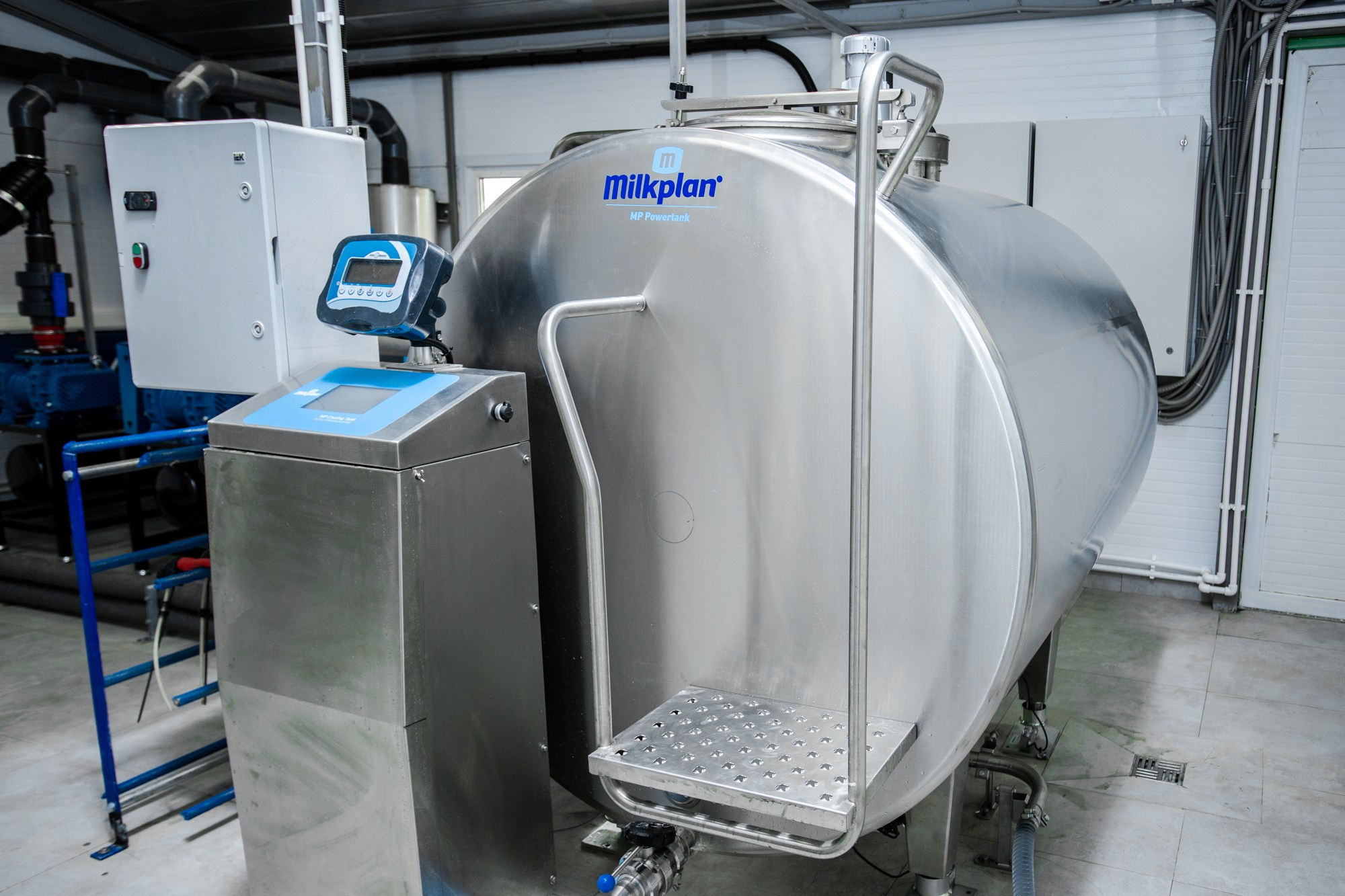 Оборудование хранения молока. Репортажный, промышленный и маркетплейс-фотограф Дмитрий Чернат