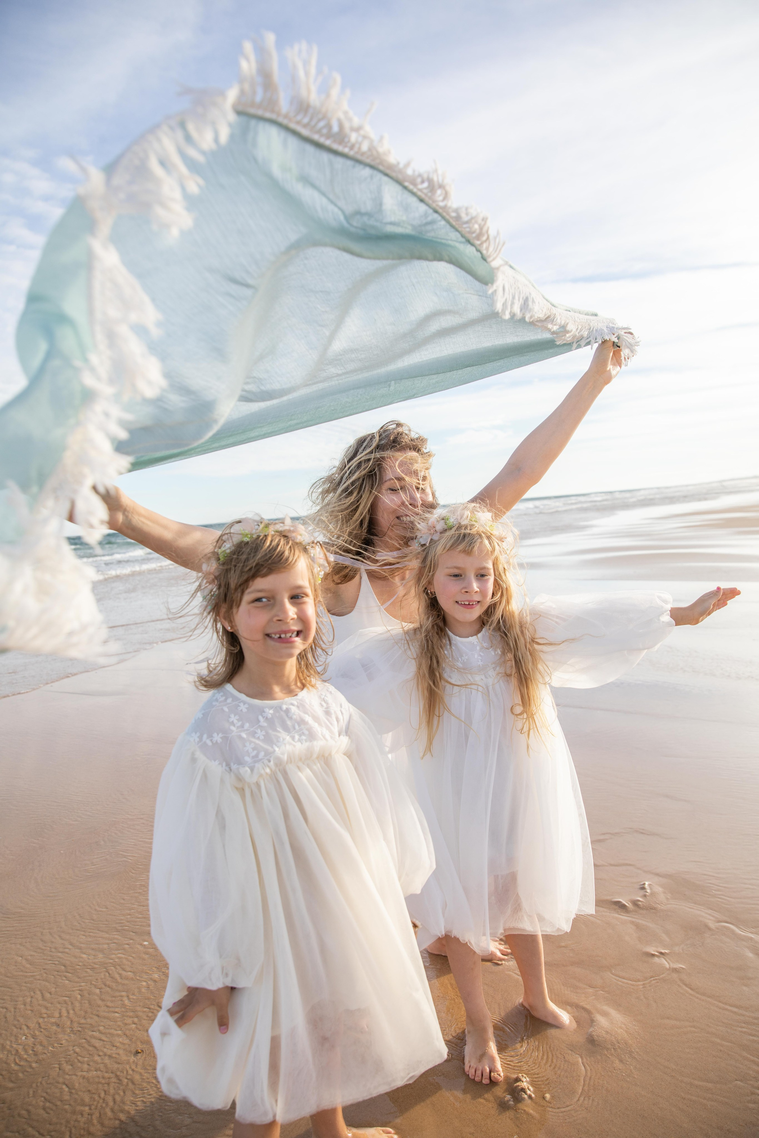 Family on the ocean. Professional Photographer in Portugal. Oksana Lomnova