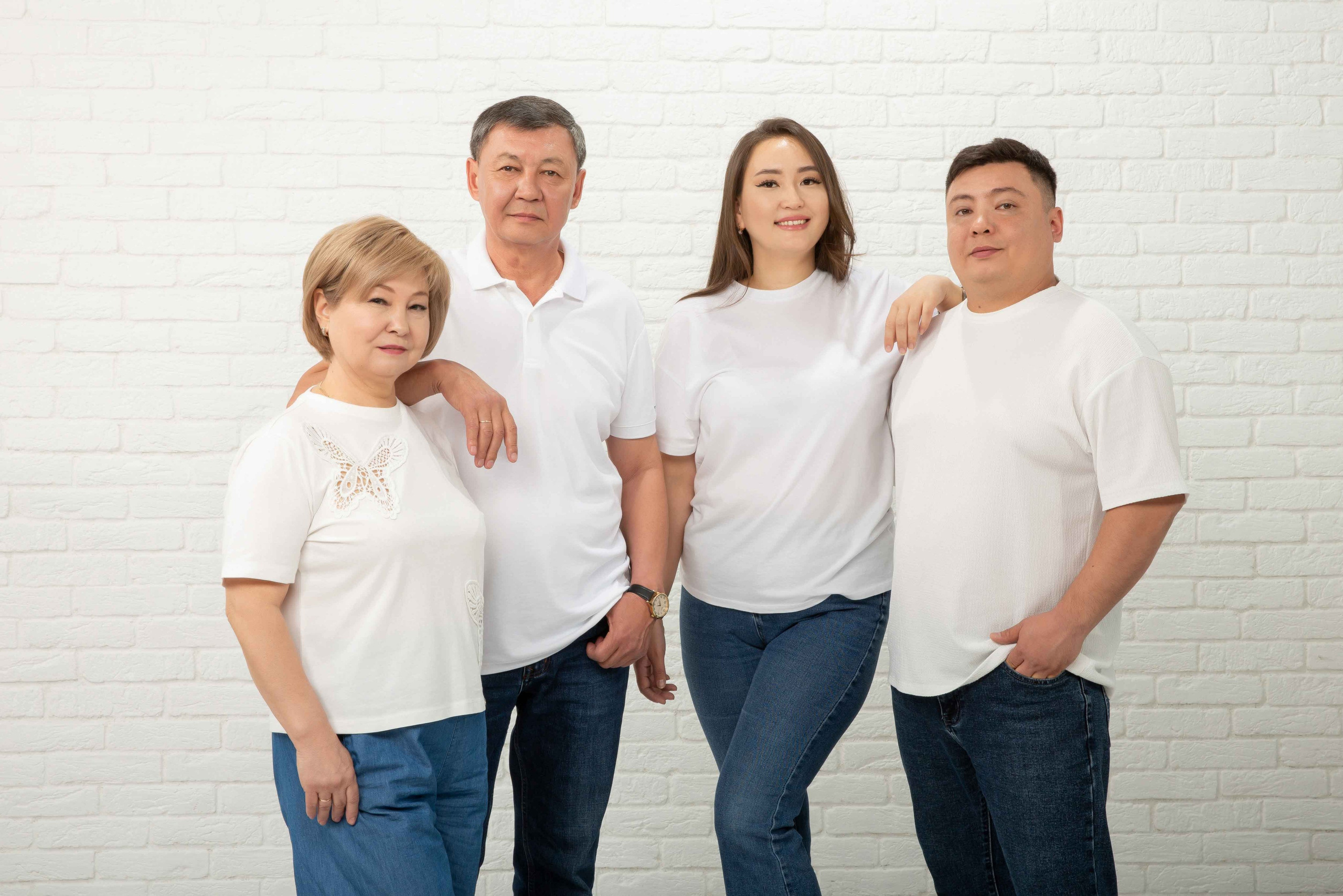 Фотосессия большой семьи в фотостудии. Совет с семьей. Фотостудия Алматы. Семейная и детская фотостудия Family studio.Фотограф Алматы