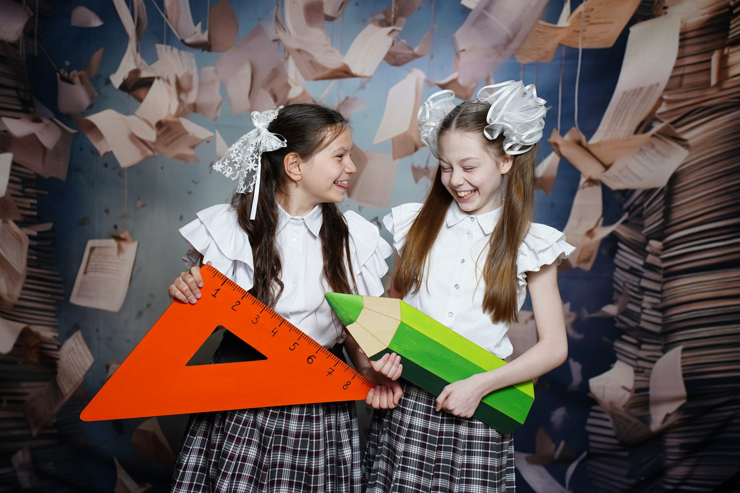 Фото с другом. MEMENTO.Выпускные альбомы, школьные, юбилейные и другие книги. Ростов-на-Дону