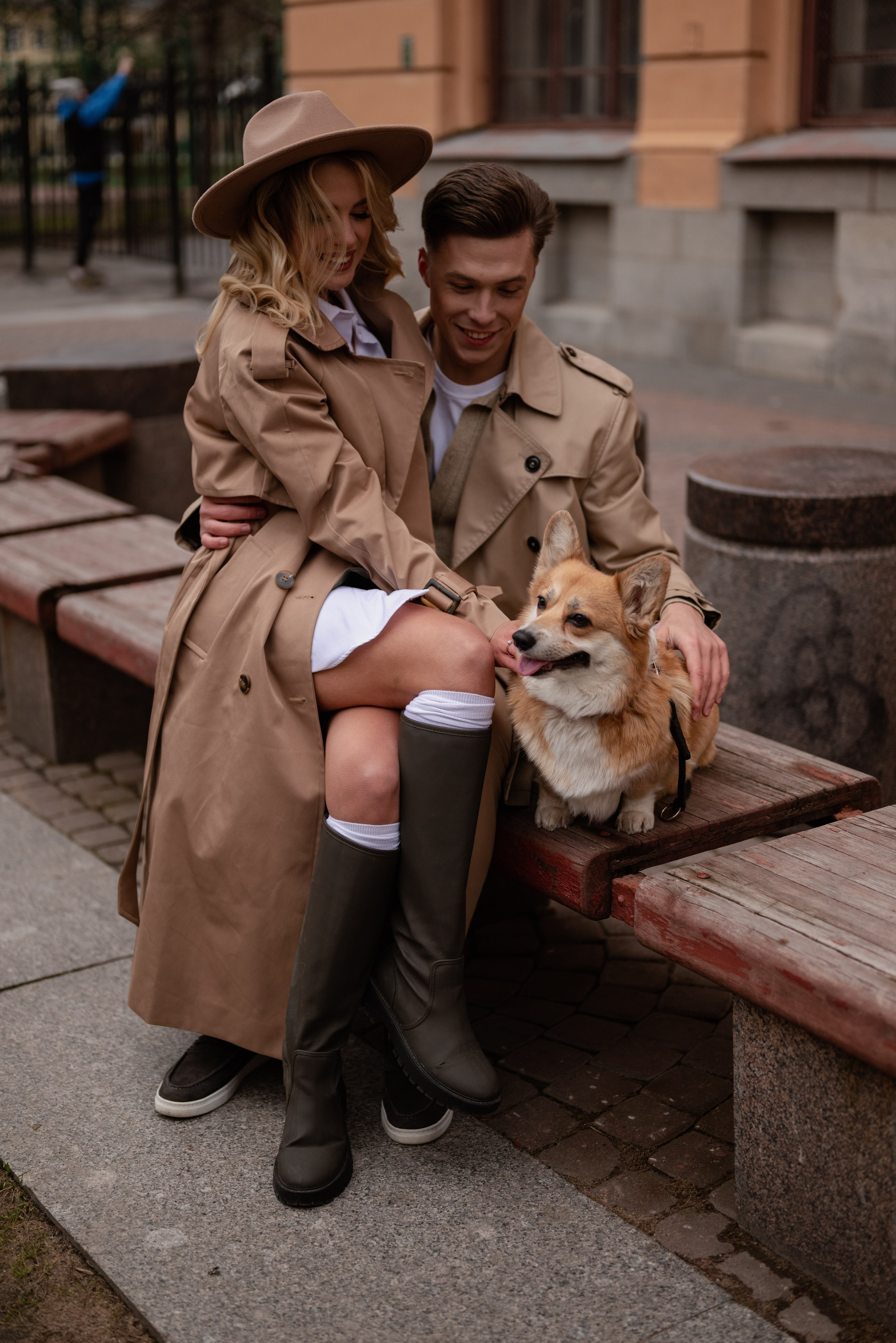 Лав стори с собакой, фотосессия Москва, фотосессия Питер, лав стори СПБ, лав стори Москва, фотосессия с корги в плащах, трендовые съемки в тренчах, лав стори в тренчах 