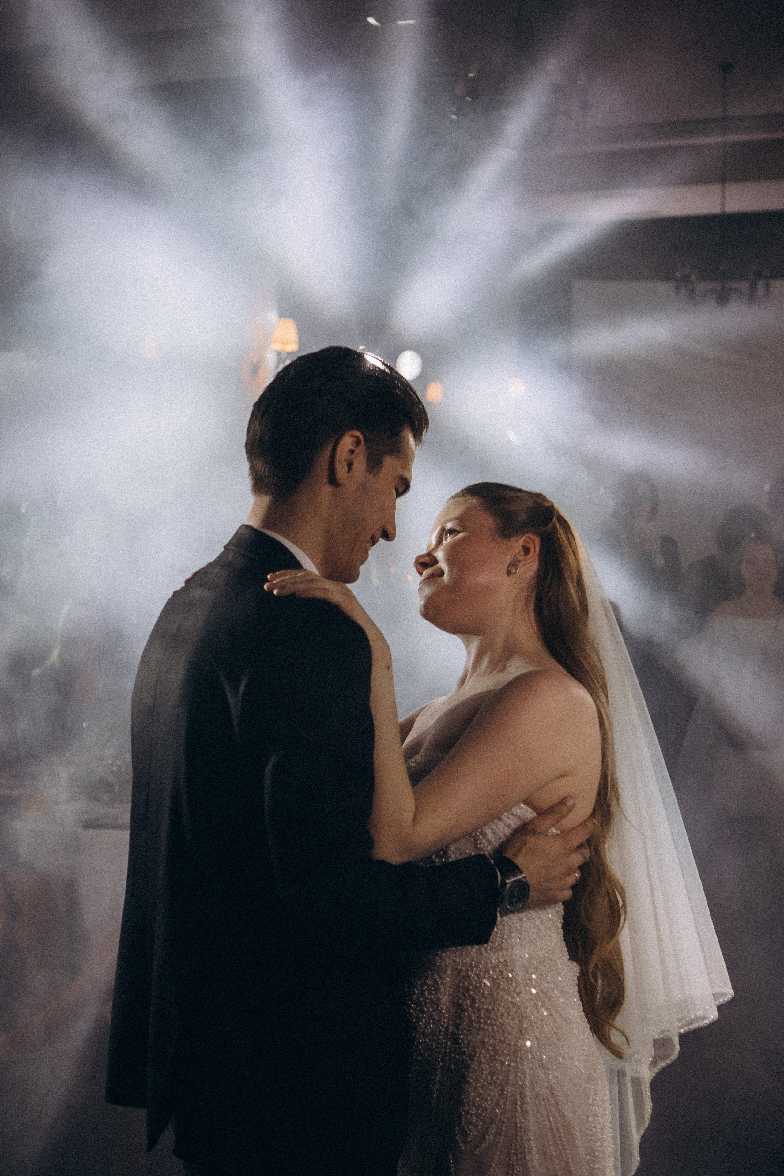 ПЕРВЫЙ ТАНЕЦ МОЛОДЫХ НА БАНКЕТЕ. ТРОГАТЕЛЬНЫЙ МОМЕНТ (СНЯТО В СИБИРЕ В НИЖНЕВАРТОВСКЕ). Профессиональный фотограф, Санкт-Петербург — Виктория Богомолова