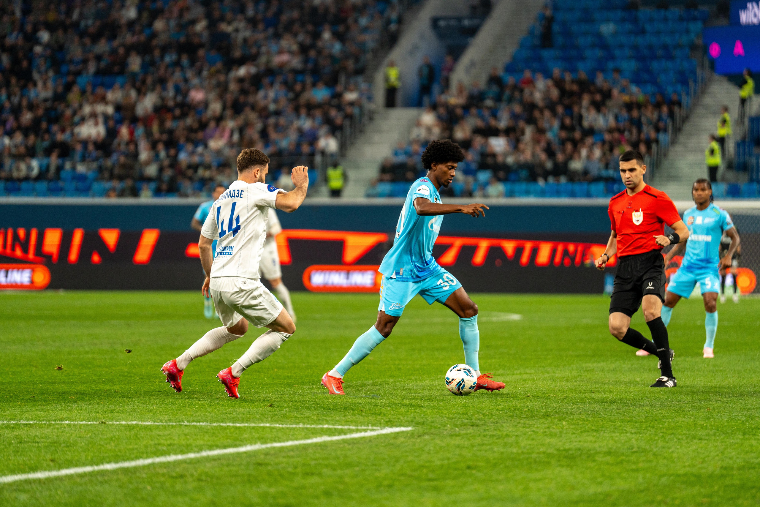 Спортивный фотограф Санкт-Петербург: игрок Зенита ведёт мяч против Оренбурга