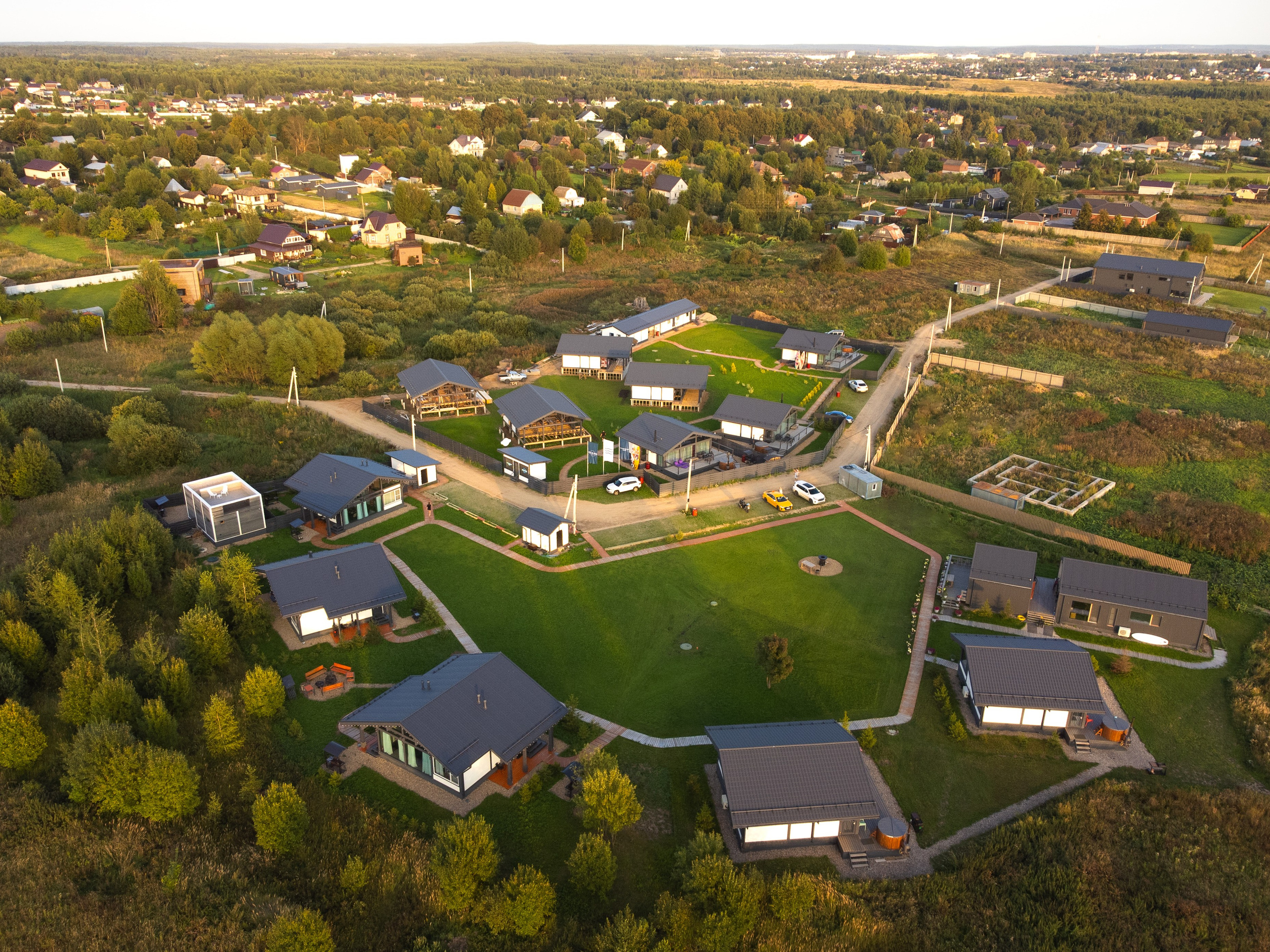 Переславль - Залесский, Загородный клуб "ОЗЕРО", Плещеево озеро, национальный парк, небо, трава, лето, день, дома
