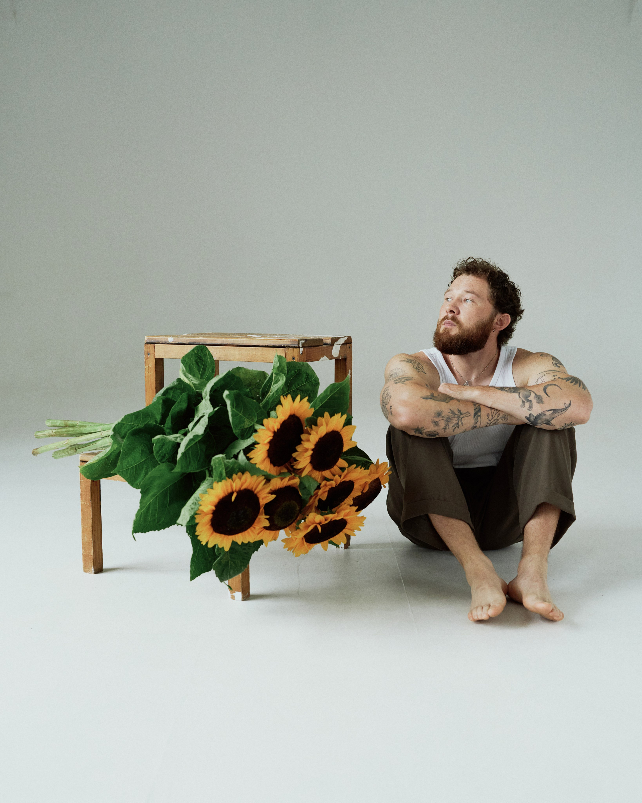 портрет мужчины с цветами в студии