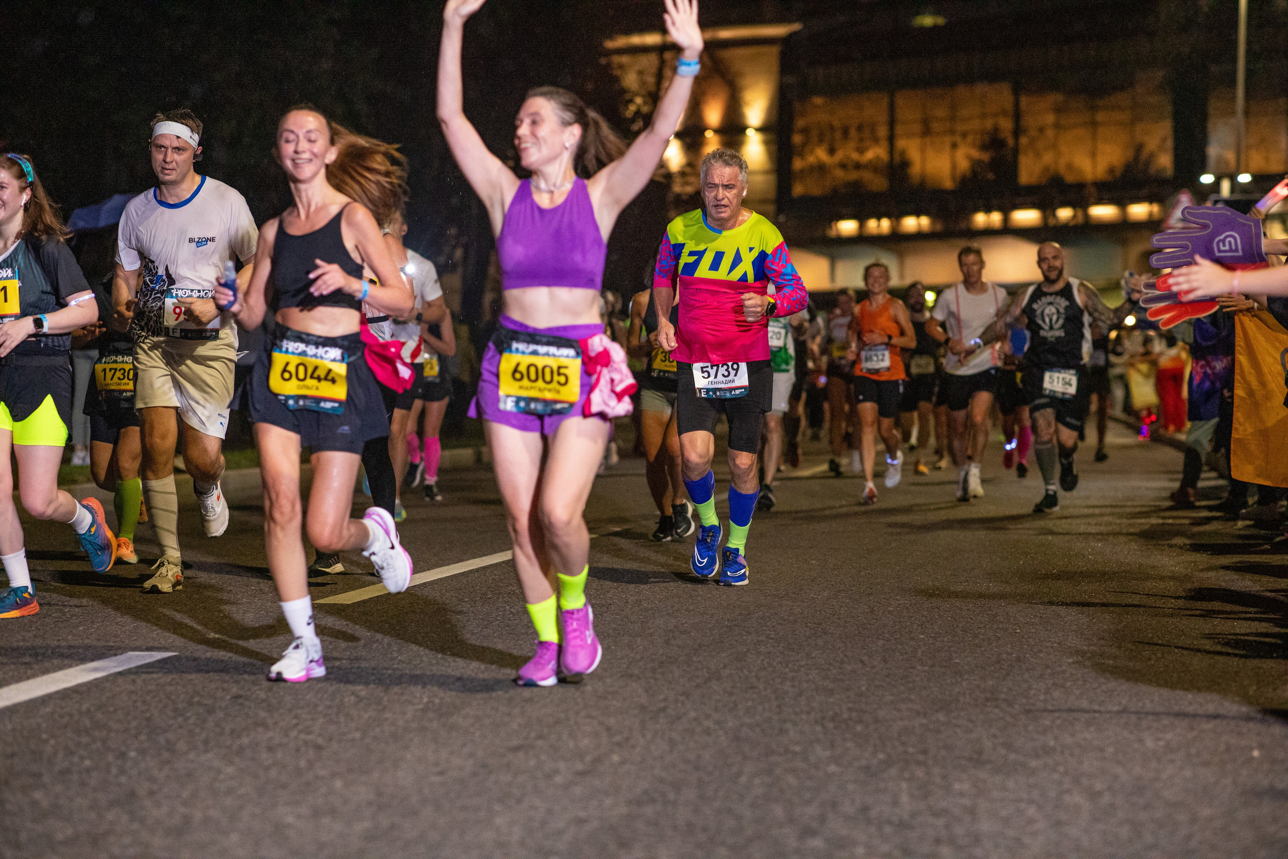 Ночной забег в ленте фотографий бегунов 03.08.24. Фотограф Сергей Ловкий