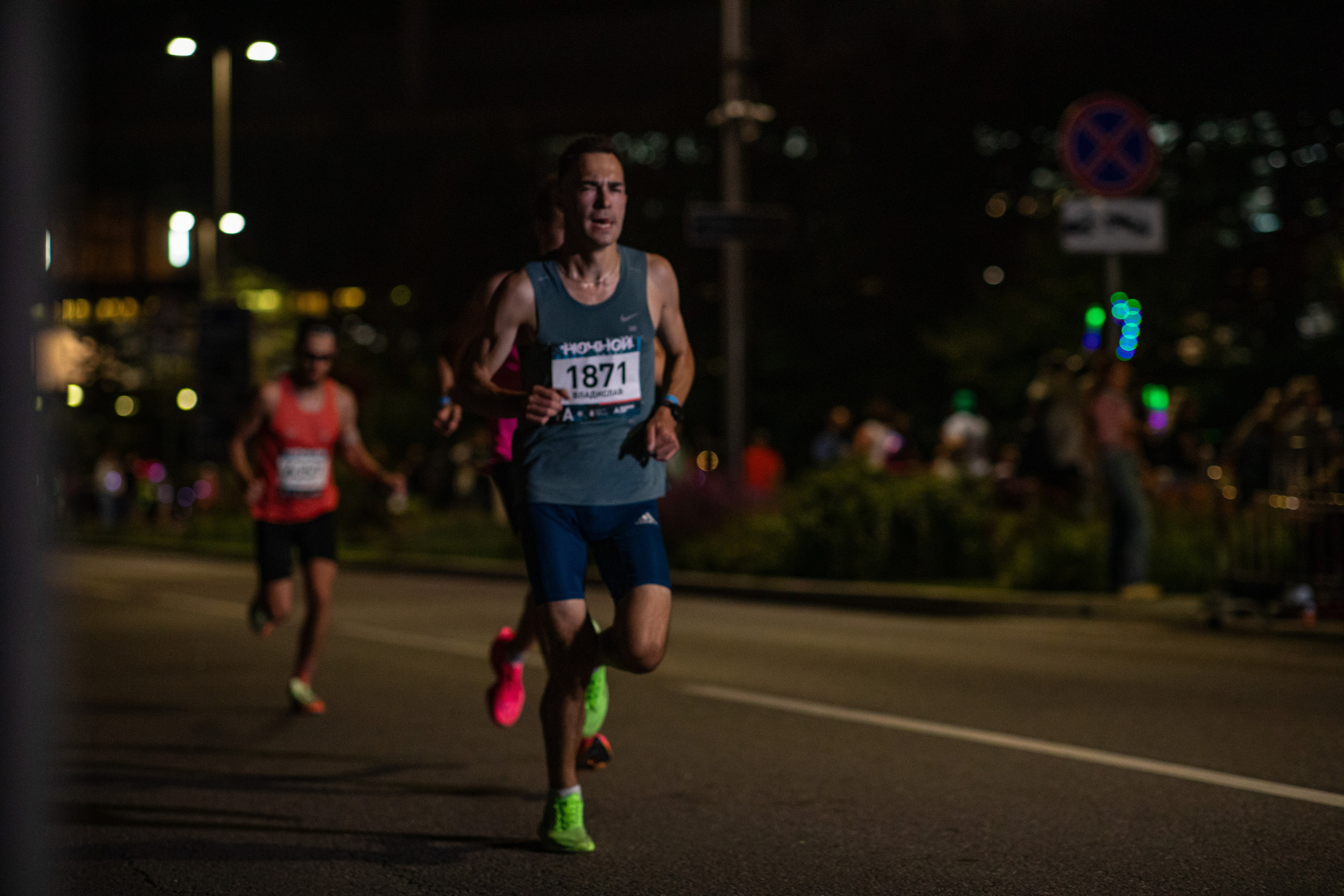 Ночной забег в ленте фотографий бегунов 03.08.24. Фотограф Сергей Ловкий