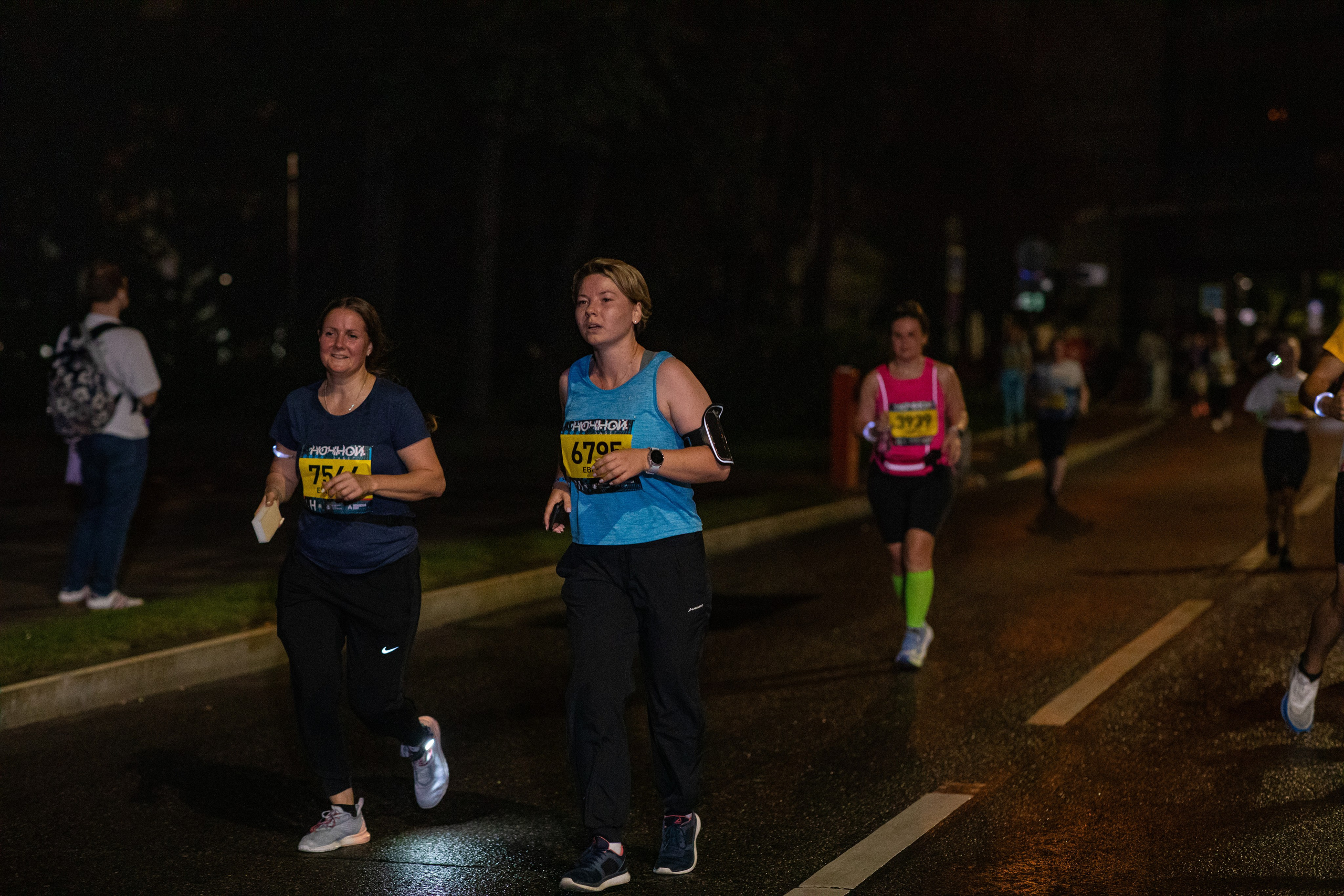 Ночной забег в ленте фотографий бегунов 03.08.24. Фотограф Сергей Ловкий