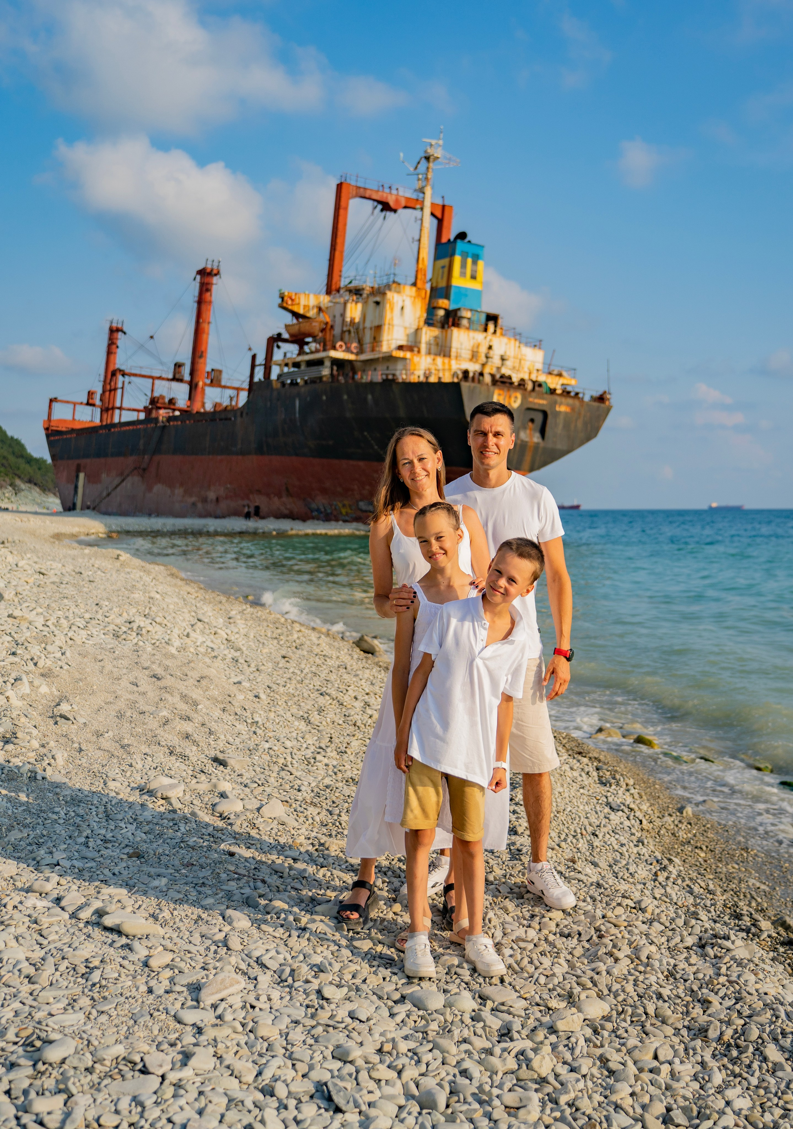 Фотосессия-поход к сухогрузу Рио. Семейный и детский фотограф Екатерина Черняева. Снимаю портреты, love story, фотопрогулки, работаю на улице, в кафе, студии, дома у клиента