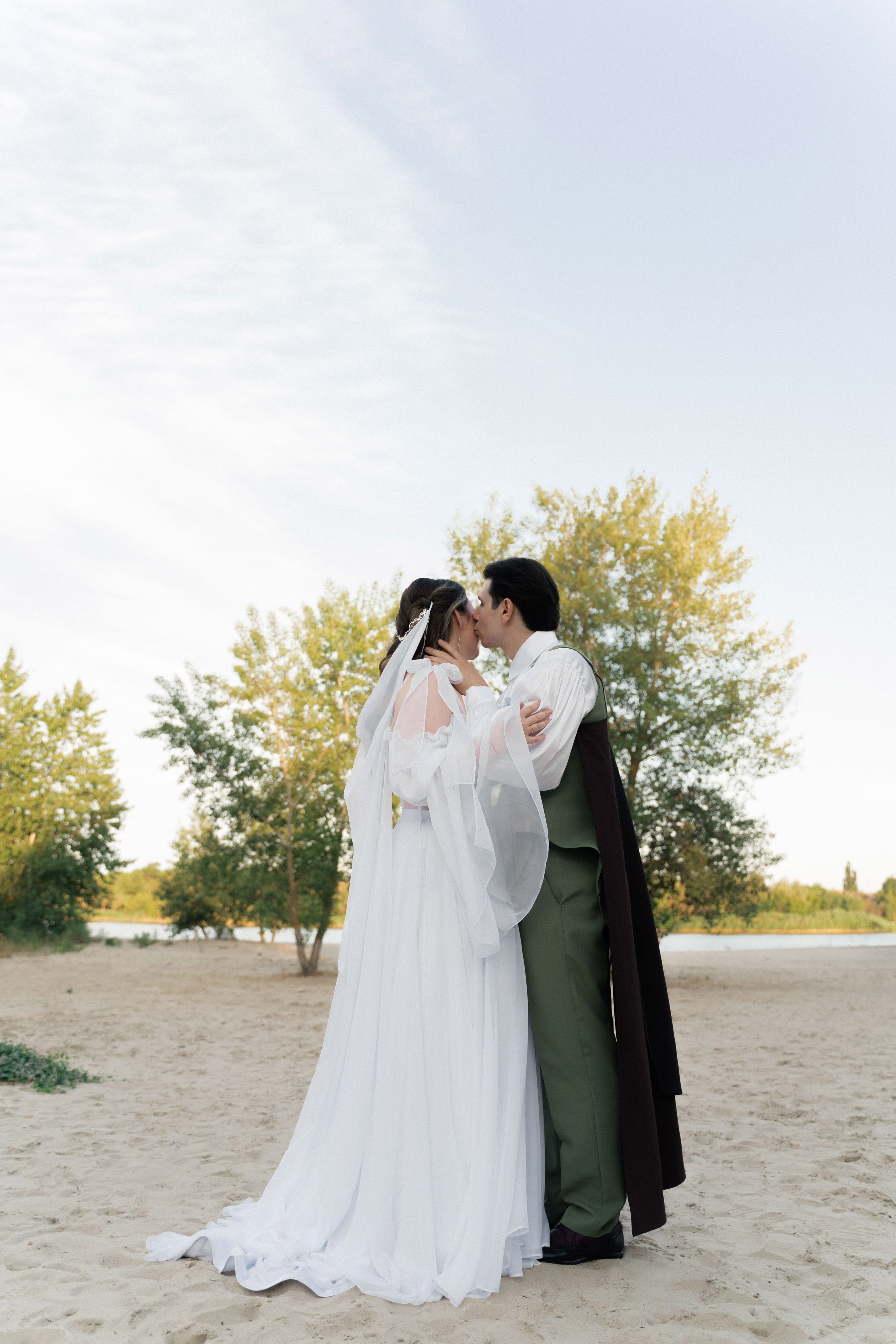 свадебная фотосессия  на берегу реки